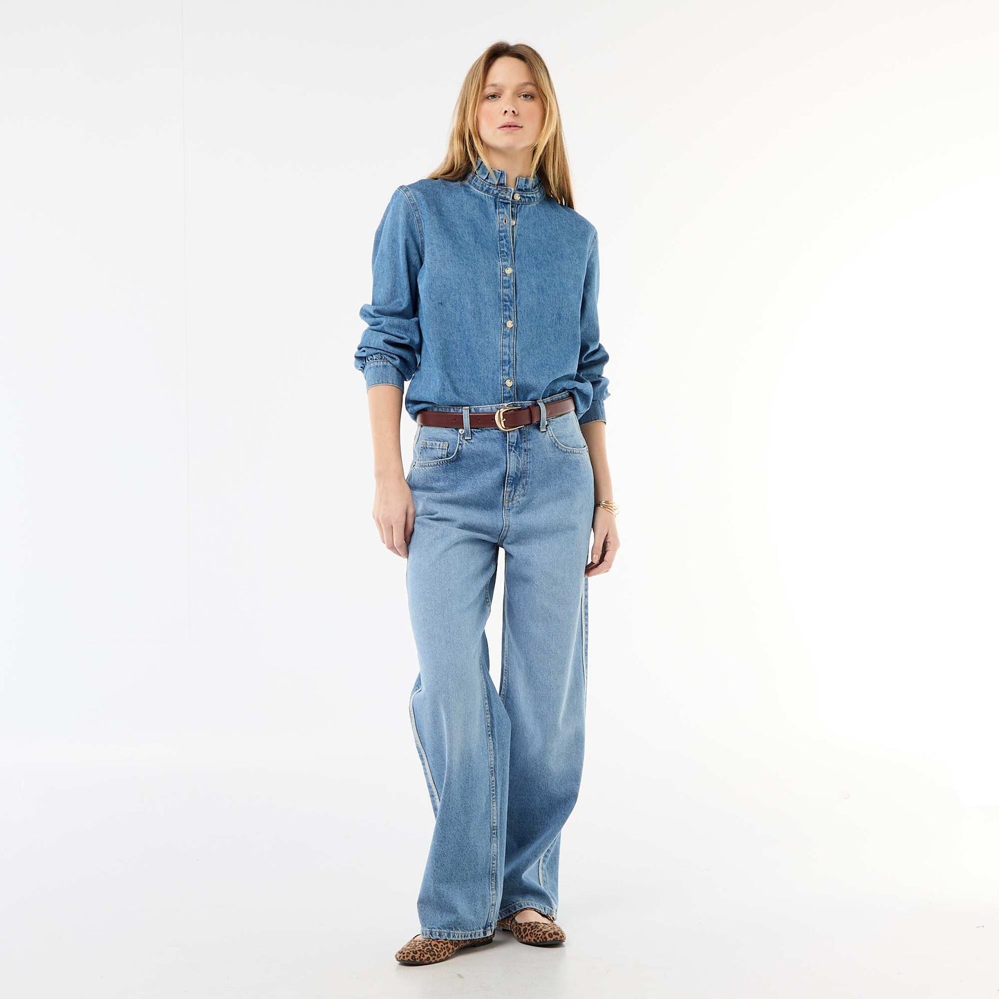 Blusa vaquera con cuello con volantes AZUL