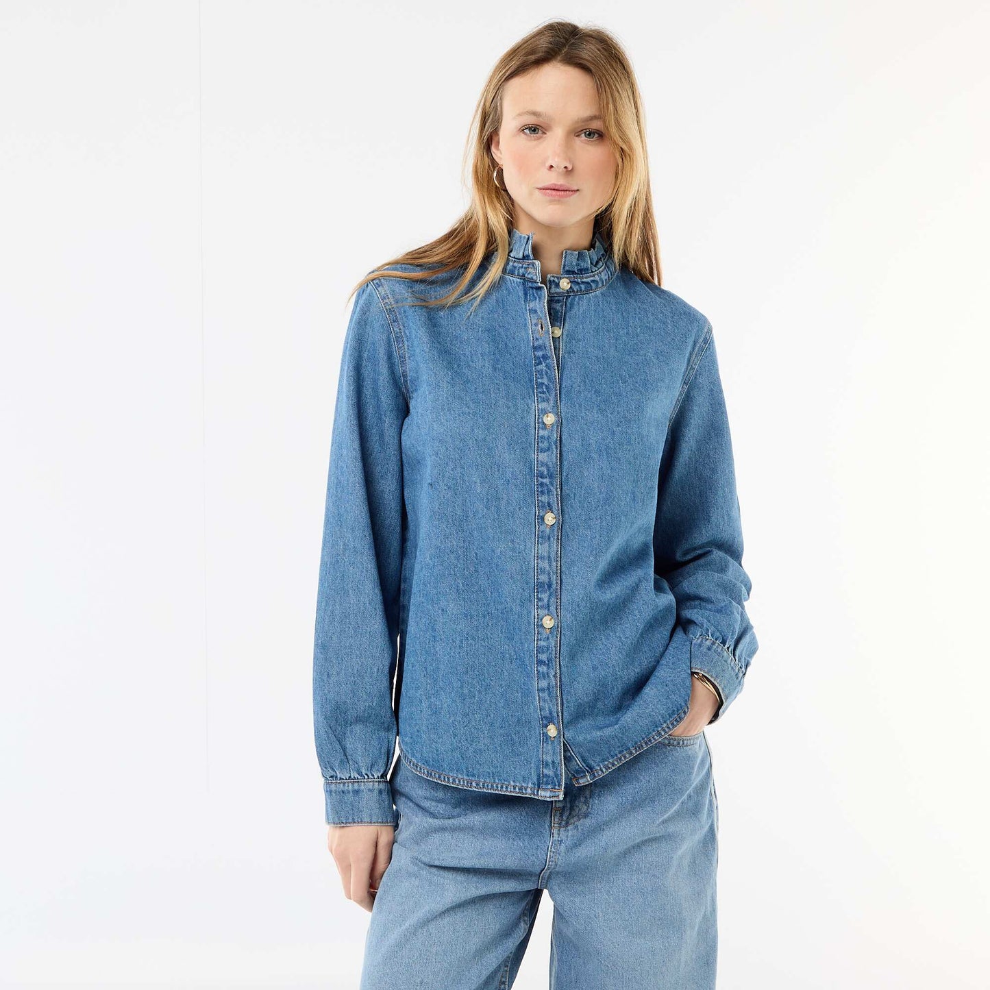 Blusa vaquera con cuello con volantes AZUL