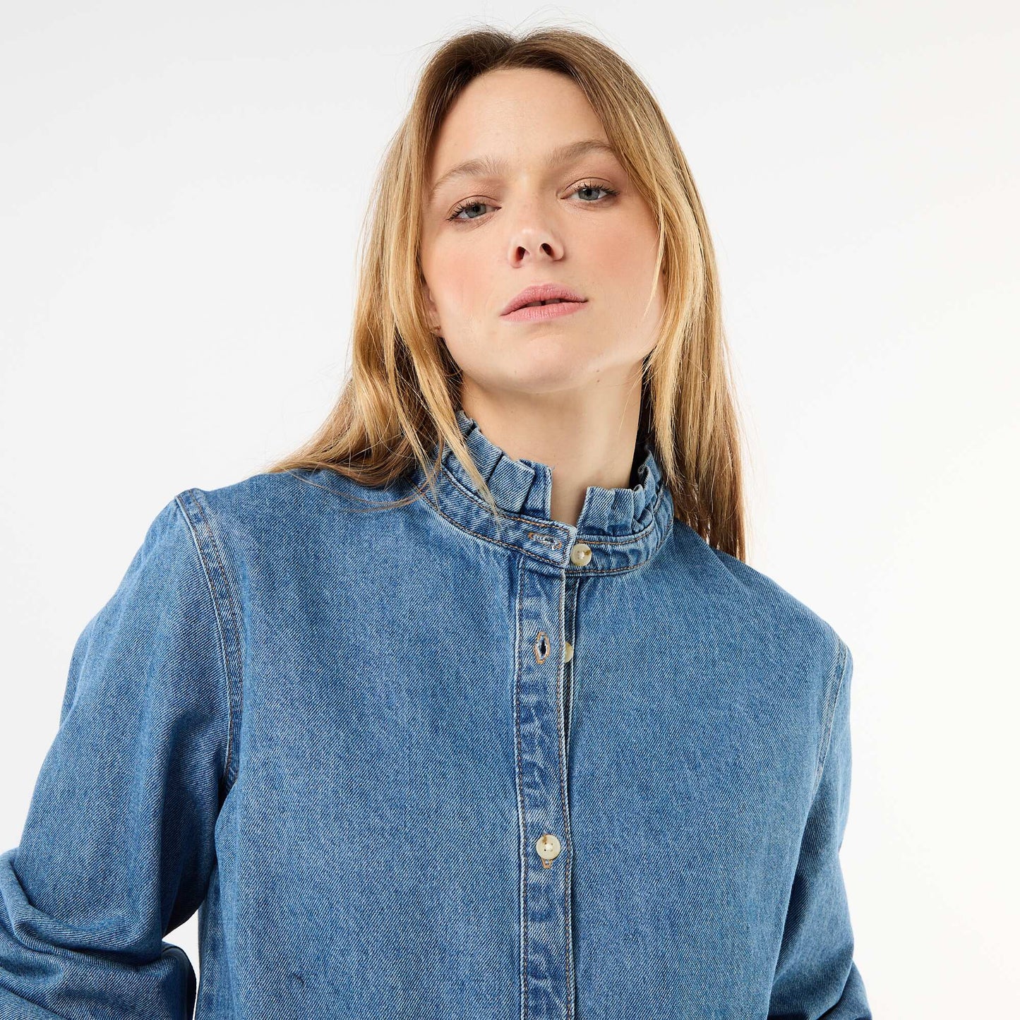 Blusa vaquera con cuello con volantes AZUL