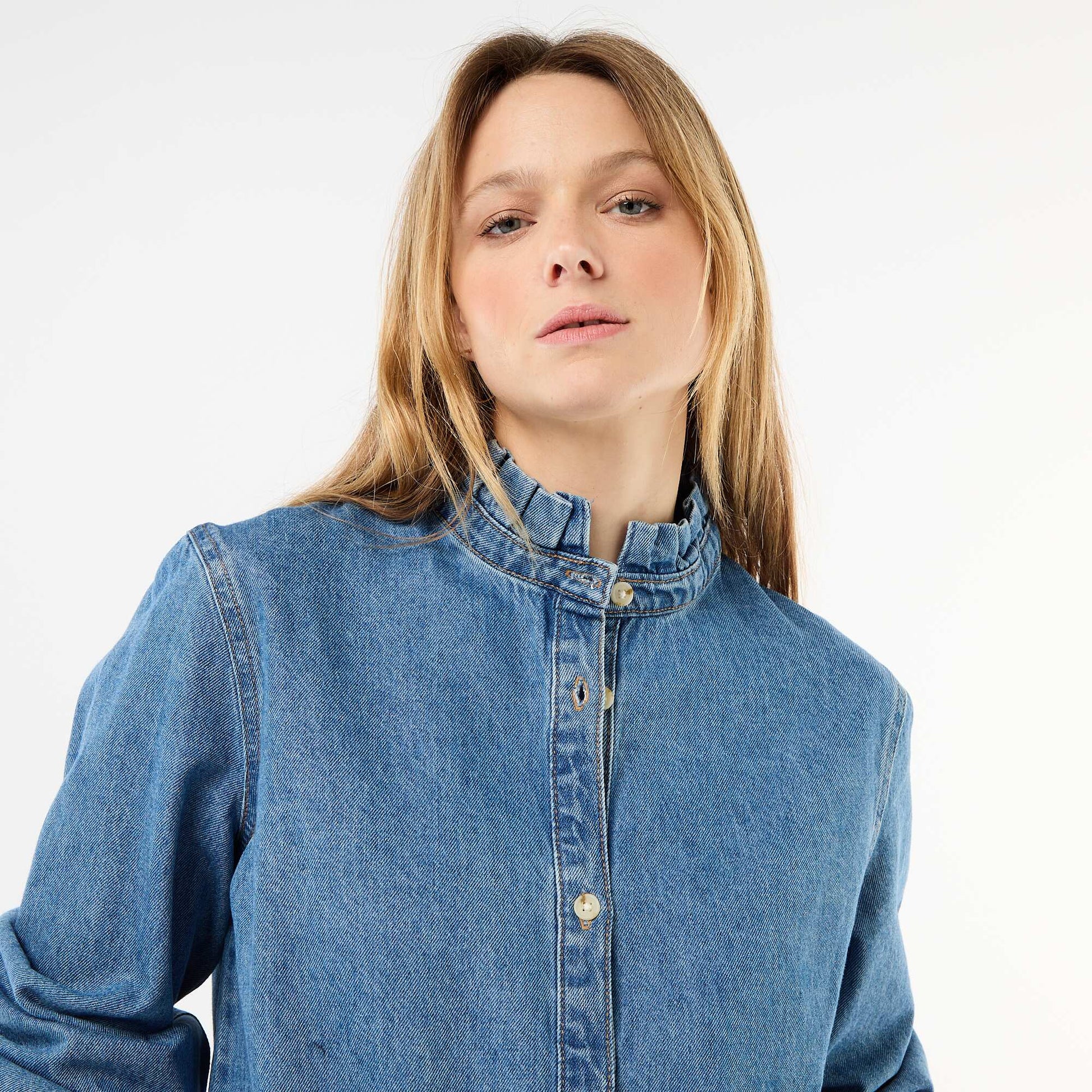 Blusa vaquera con cuello con volantes AZUL