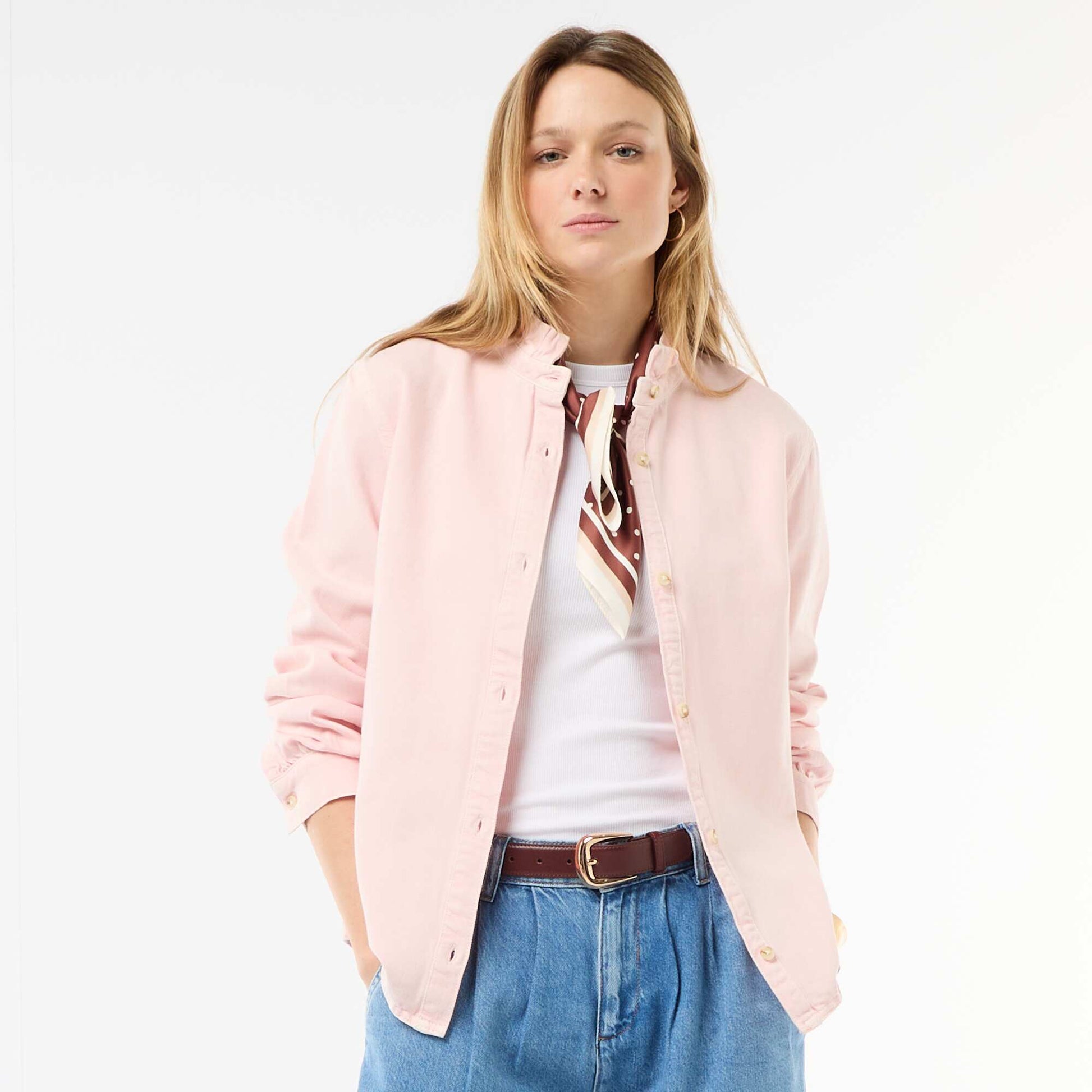 Blusa vaquera con cuello con volantes ROSA