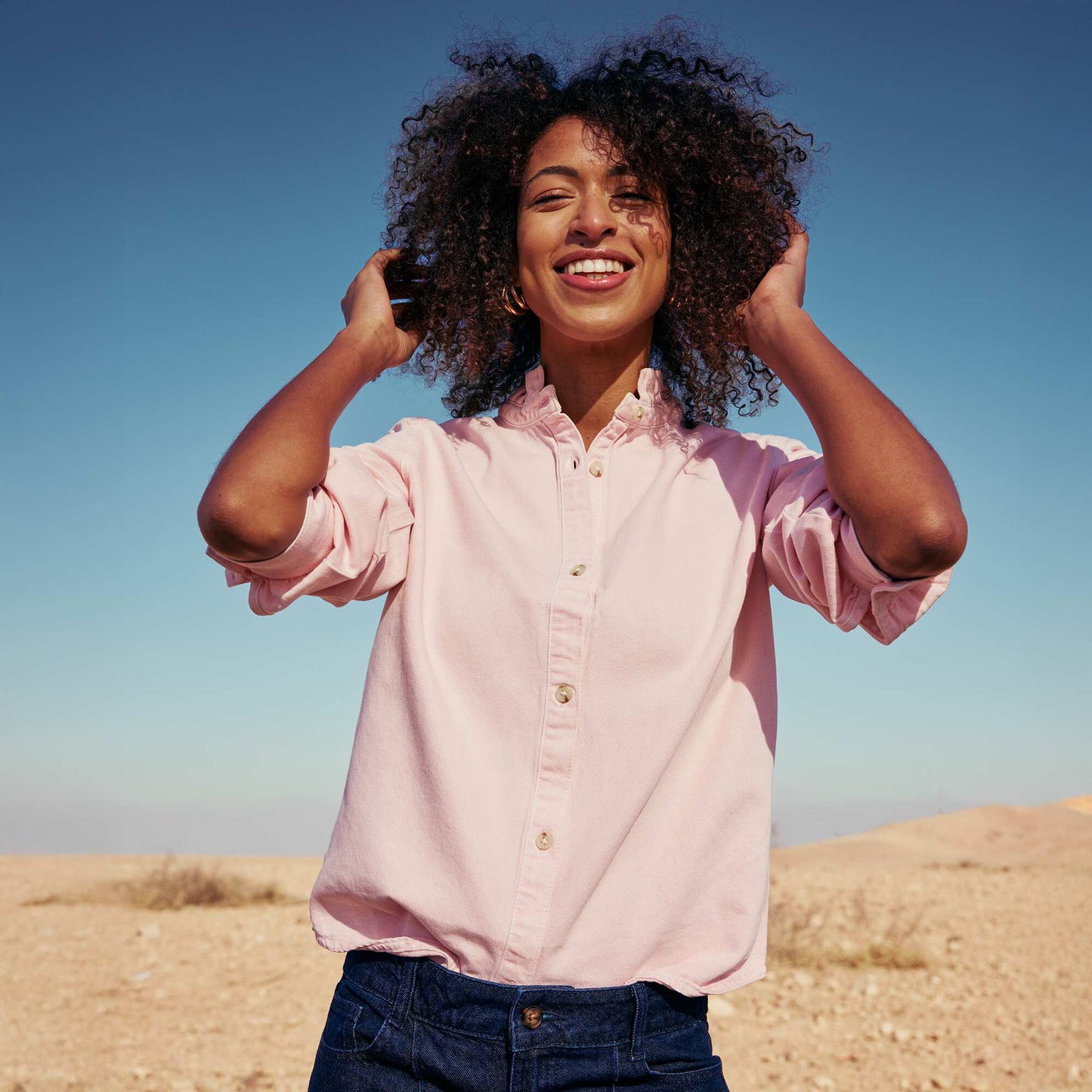 Blusa vaquera con cuello con volantes ROSA