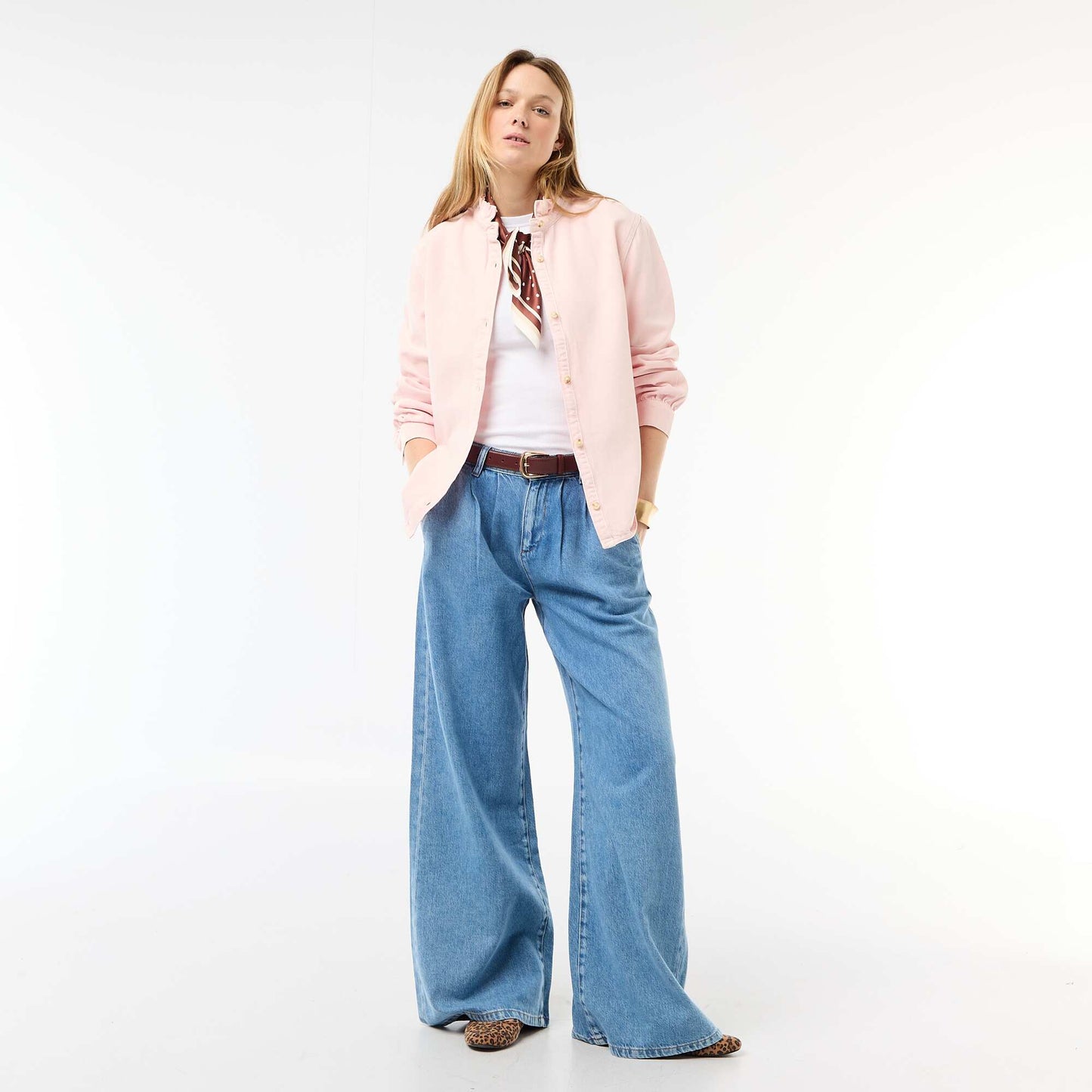 Blusa vaquera con cuello con volantes ROSA