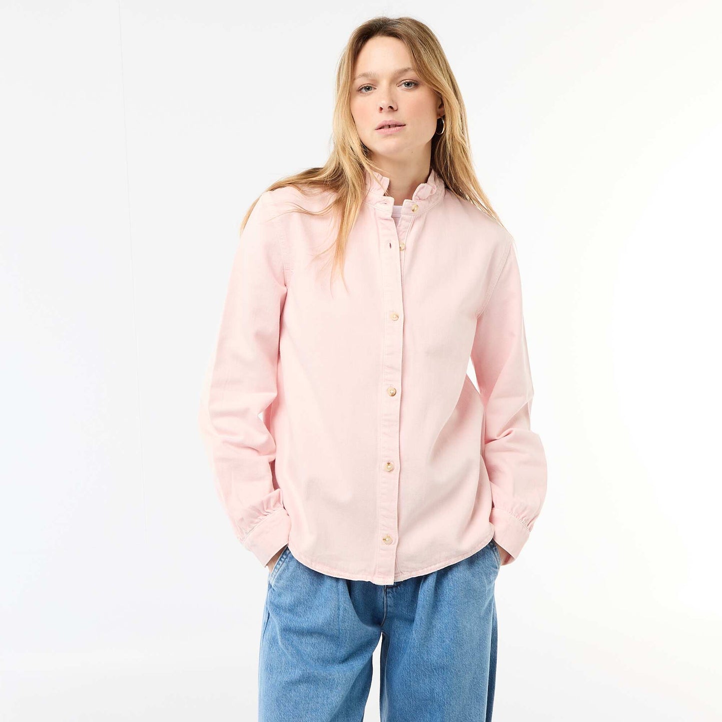Blusa vaquera con cuello con volantes ROSA