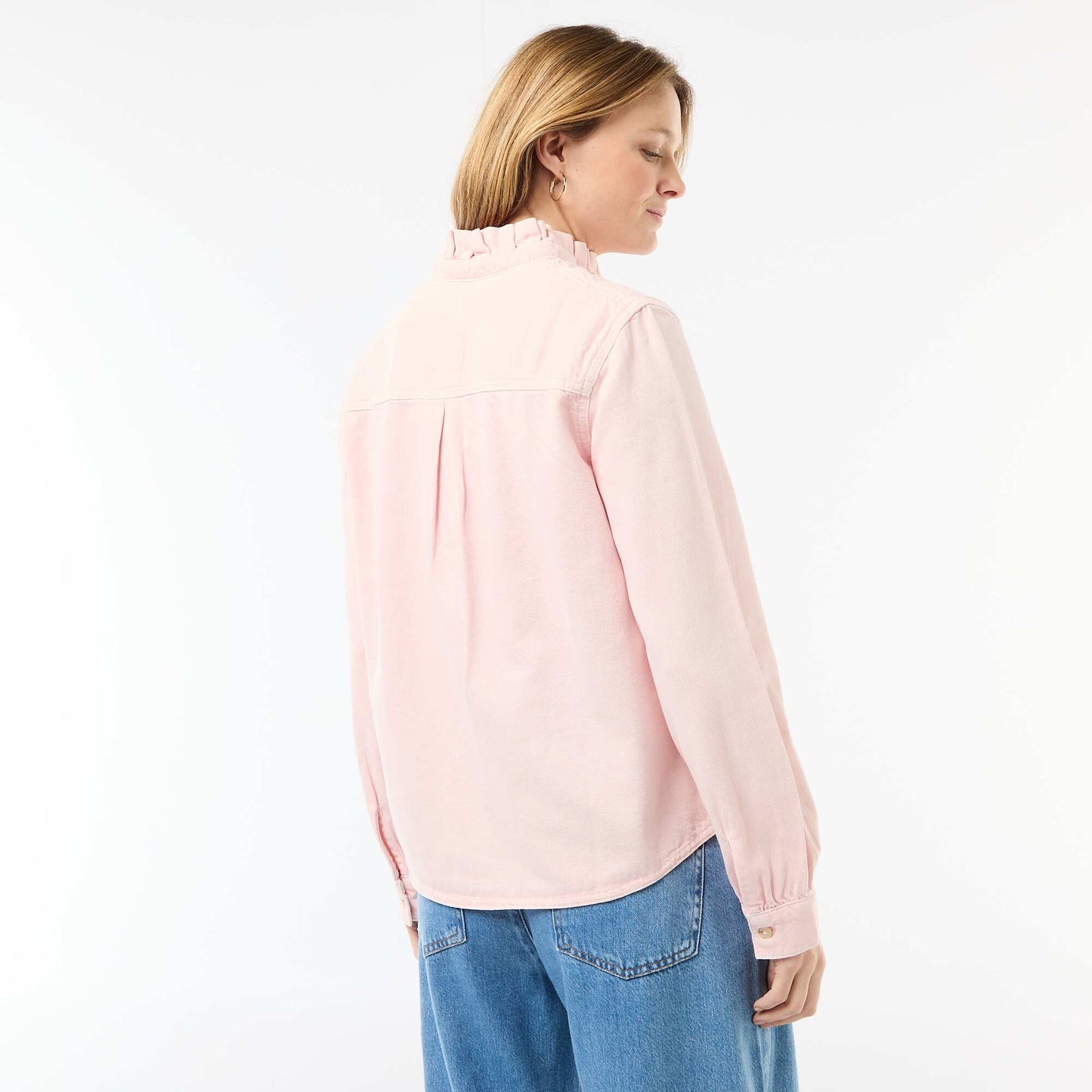 Blusa vaquera con cuello con volantes ROSA