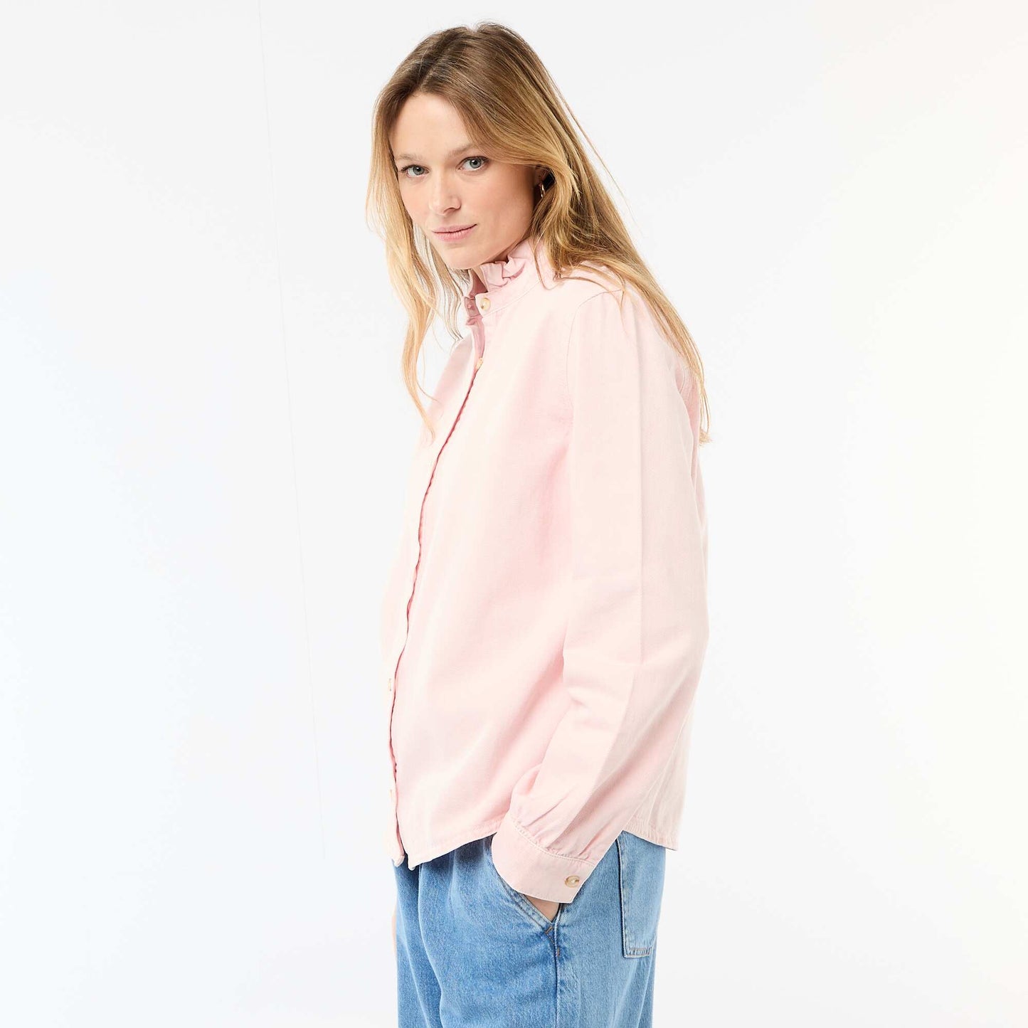 Blusa vaquera con cuello con volantes ROSA