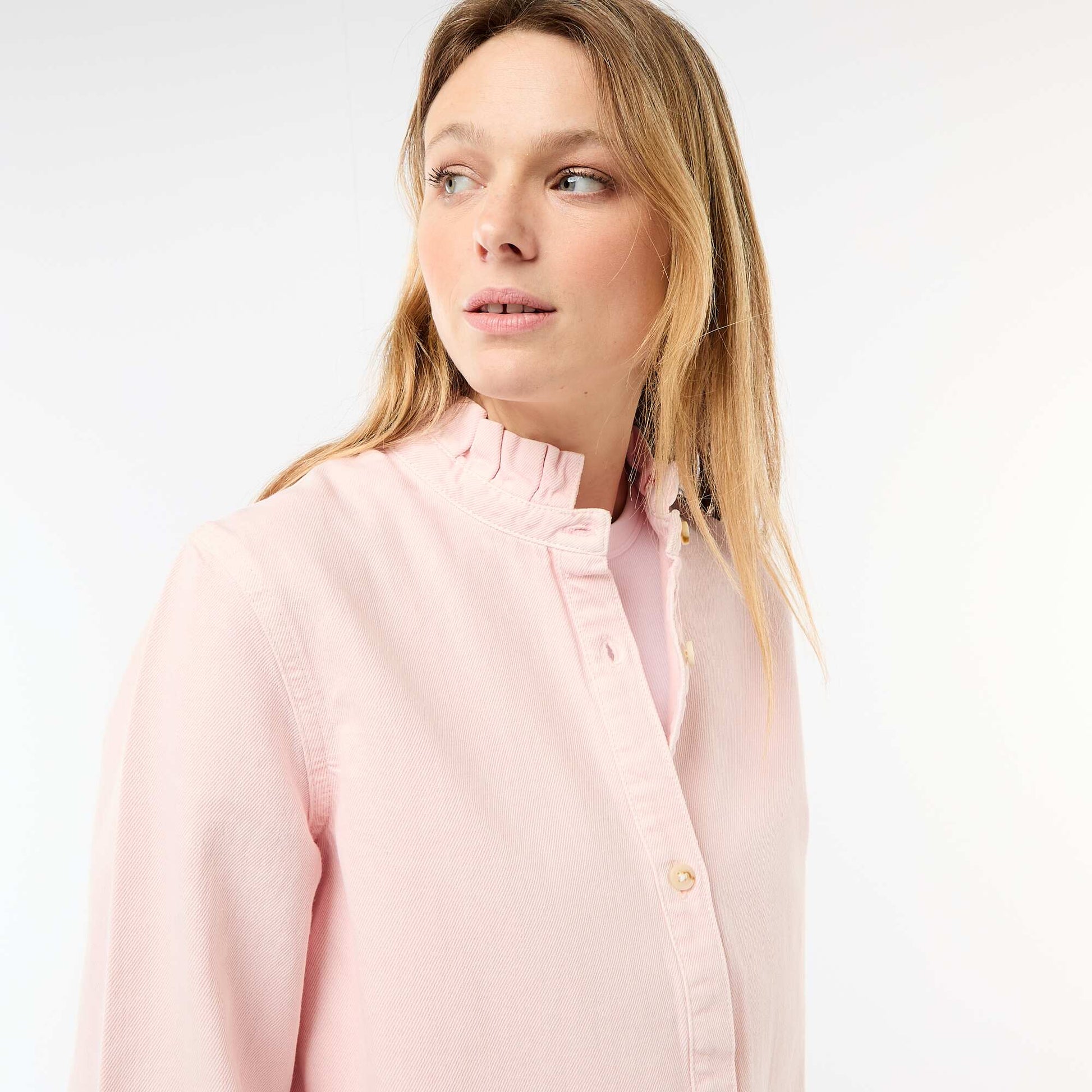 Blusa vaquera con cuello con volantes ROSA