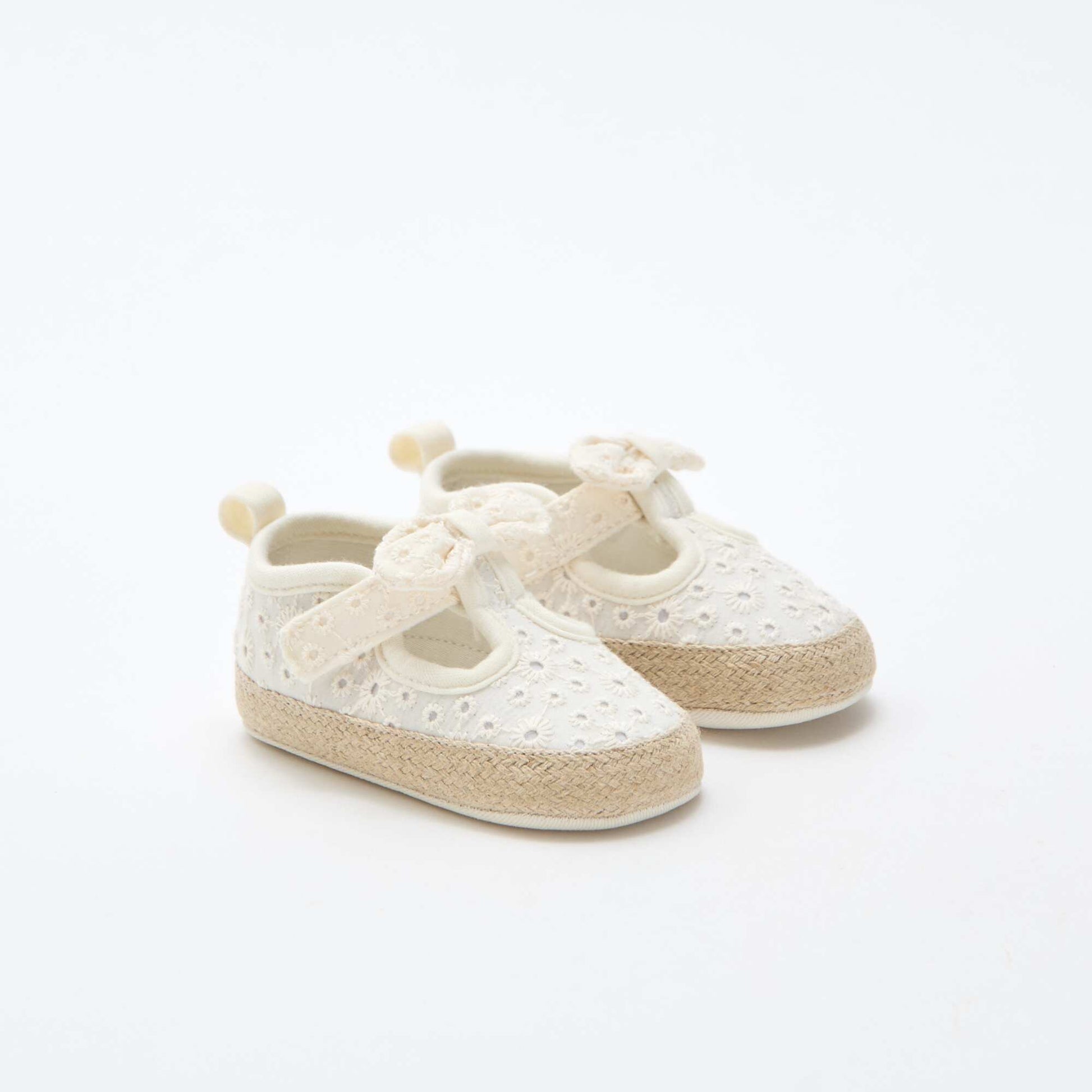 Zapatos con detalles bordados BEIGE