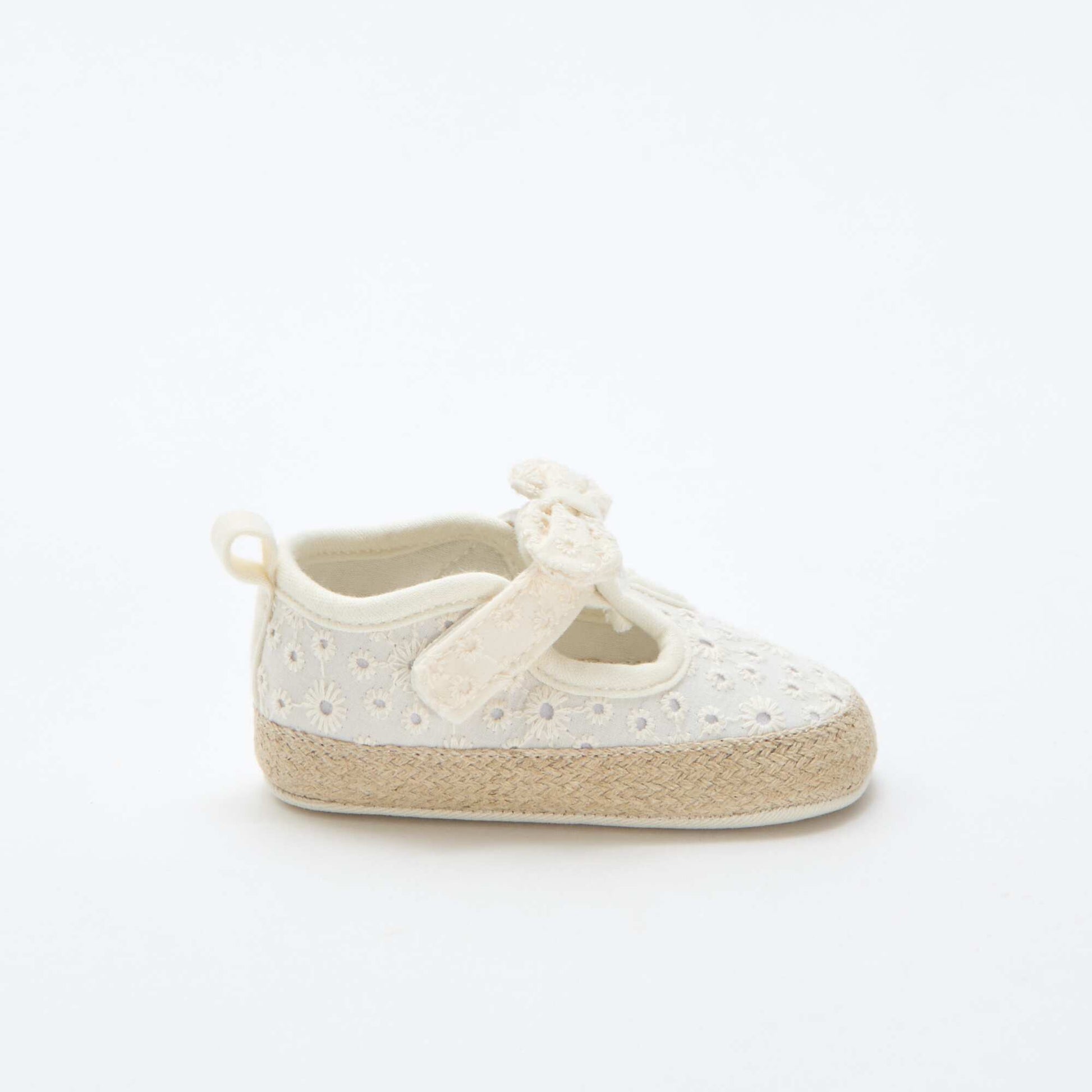 Zapatos con detalles bordados BEIGE