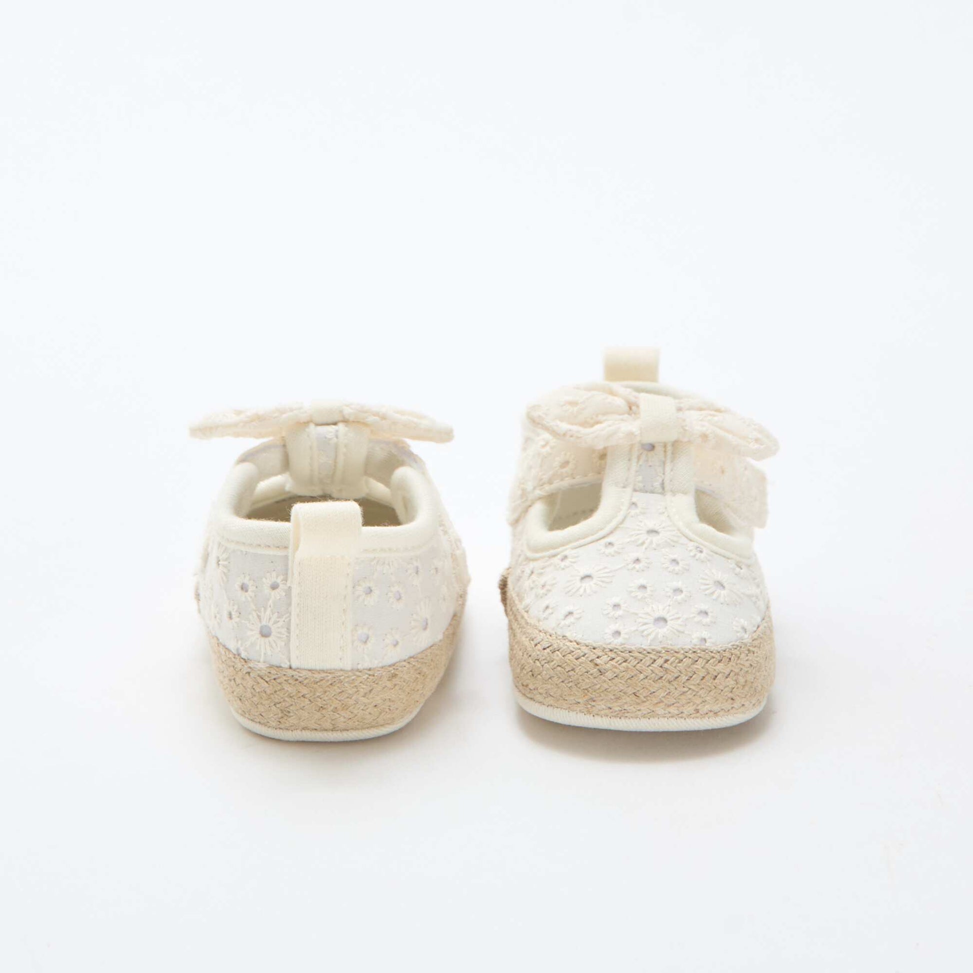 Zapatos con detalles bordados BEIGE