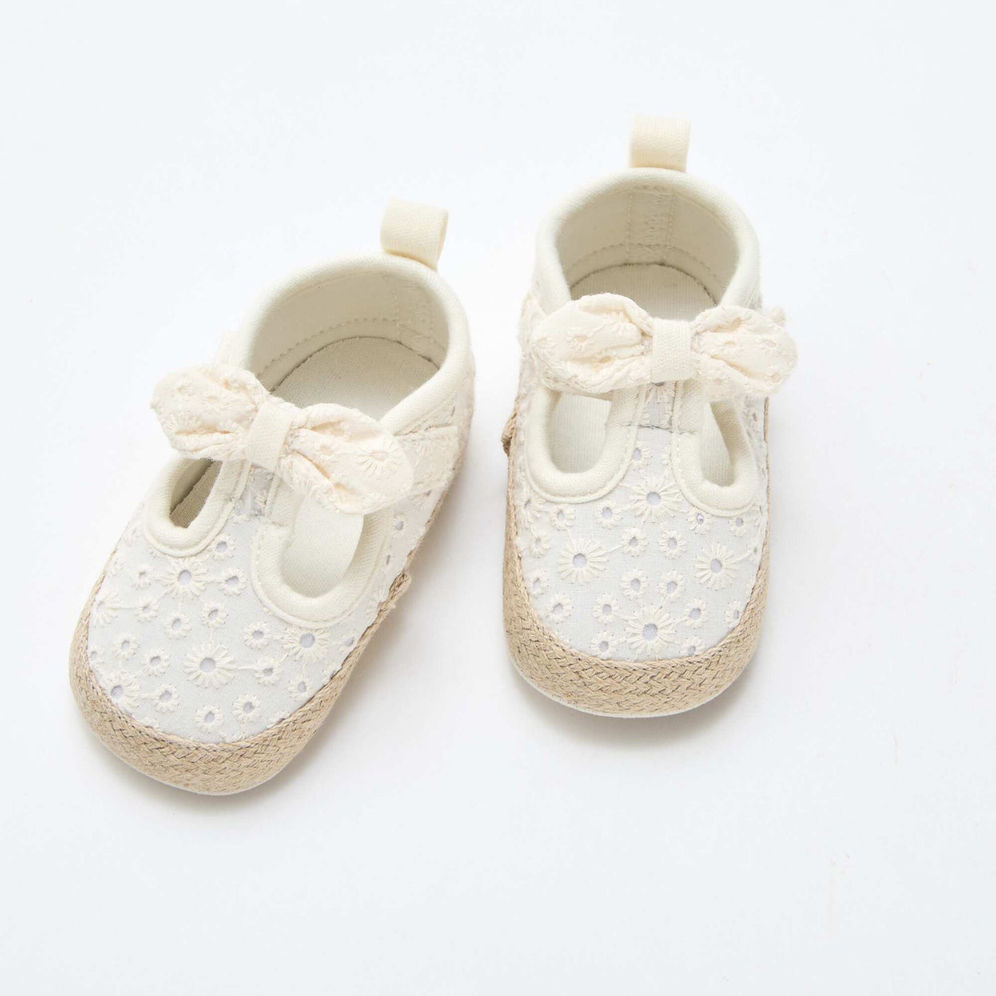 Zapatos con detalles bordados BEIGE