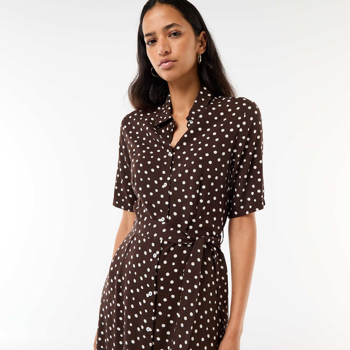 Vestido largo estilo camisa con cinturón para anudar MARRON