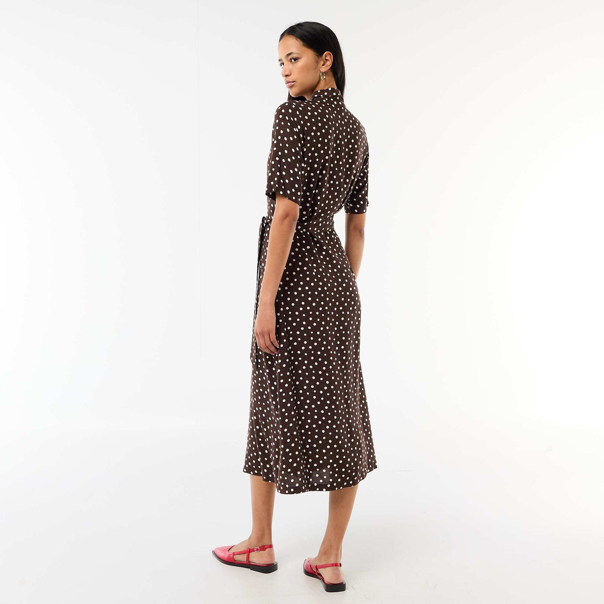 Vestido largo estilo camisa con cinturón para anudar MARRON