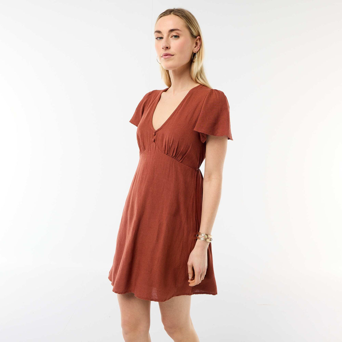 Vestido corto de mangas mariposa en algodón y lino MARRON