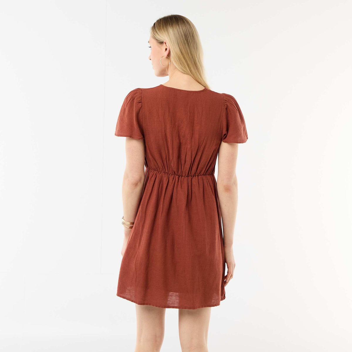 Vestido corto de mangas mariposa en algodón y lino MARRON