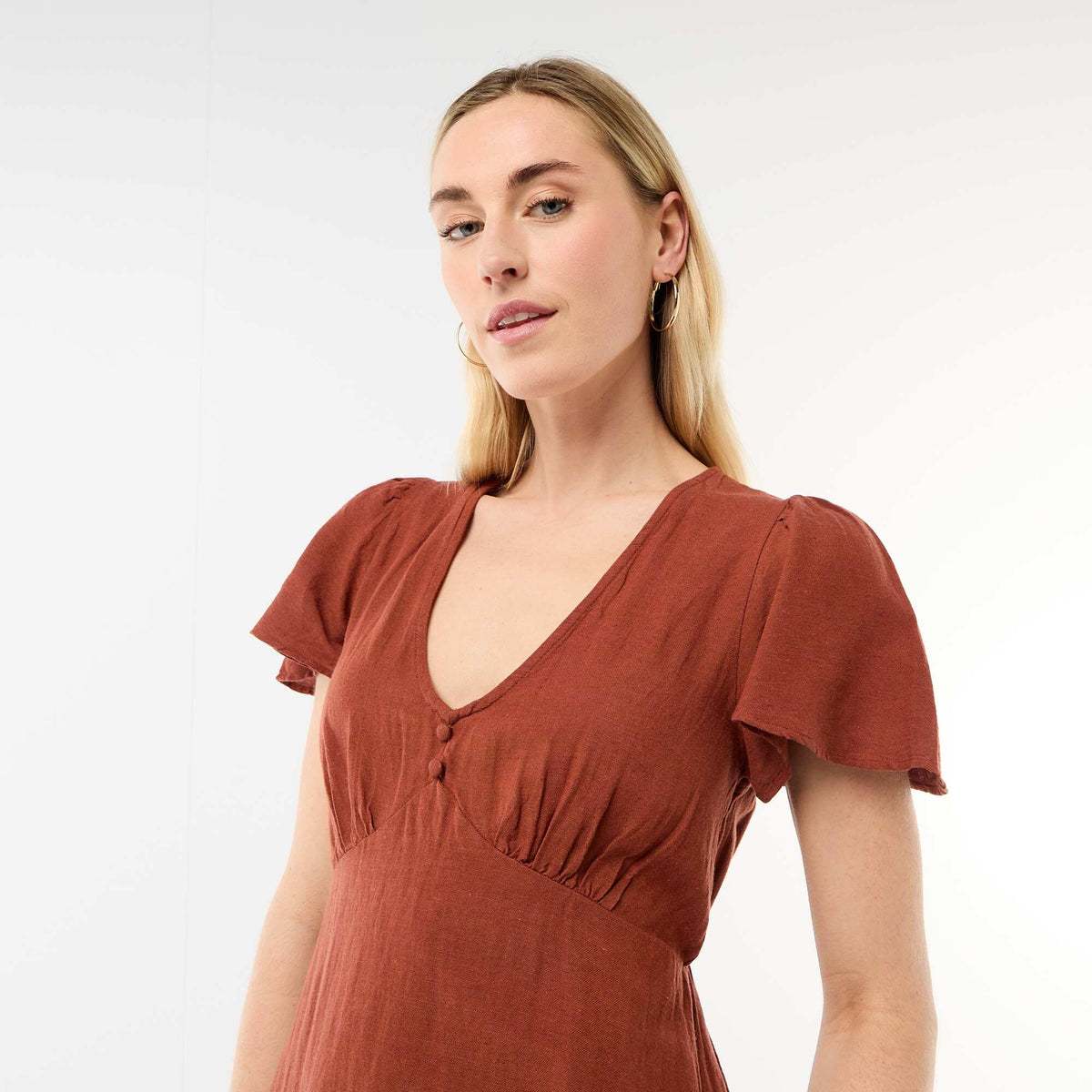 Vestido corto de mangas mariposa en algodón y lino MARRON