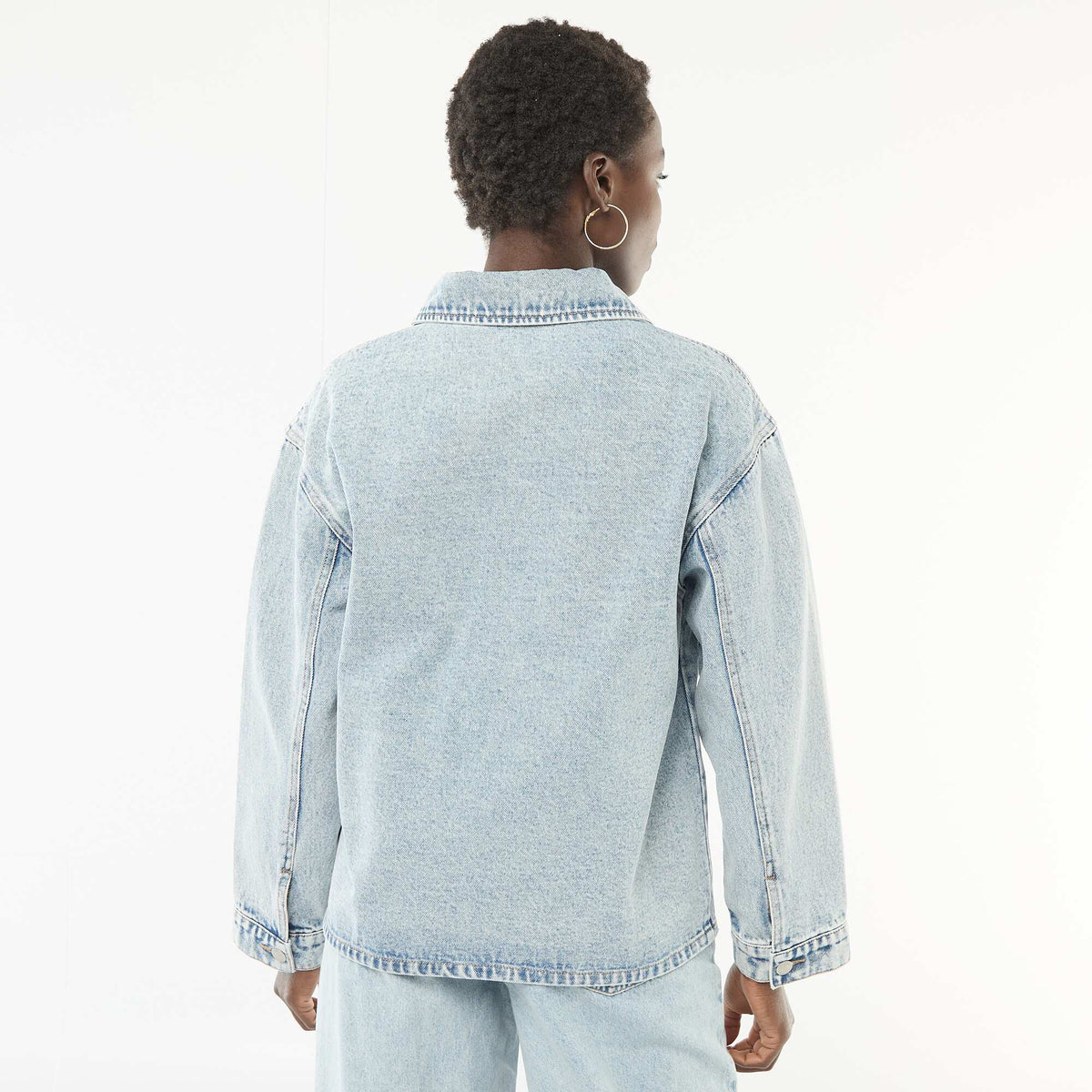 Campera vaquera con bolsillos de parche AZUL