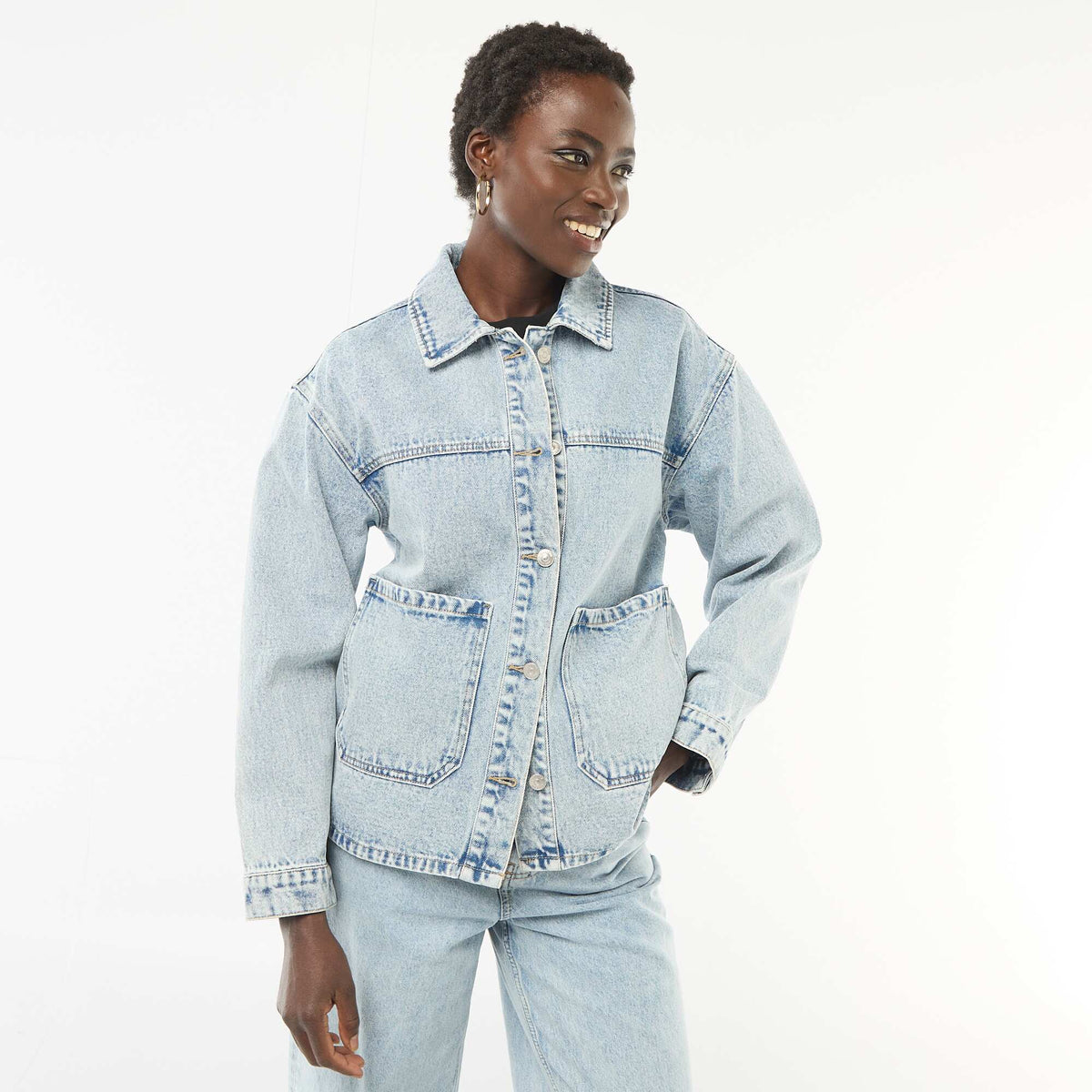 Campera vaquera con bolsillos de parche AZUL