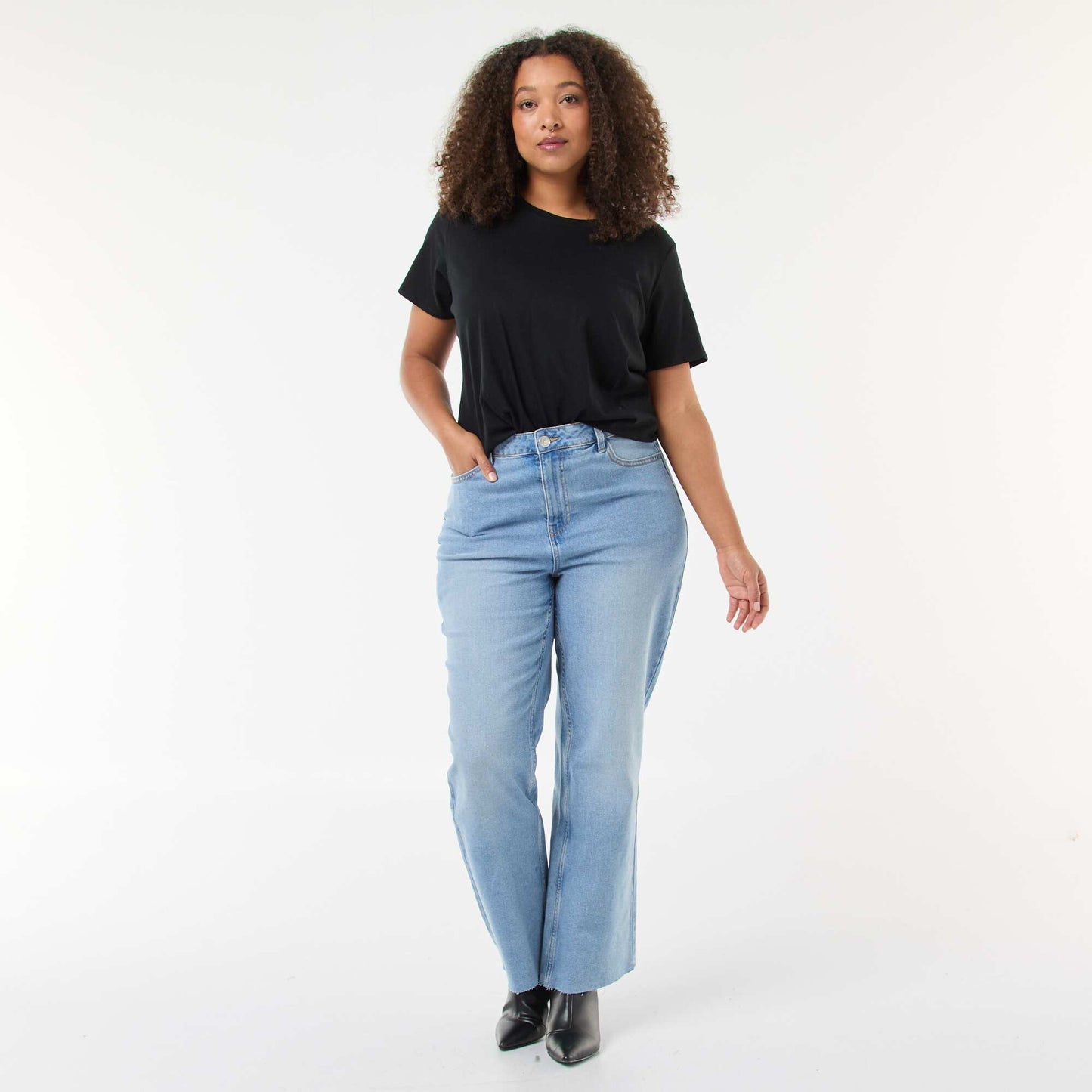 Jean bootcut con bajo deshilachado AZUL
