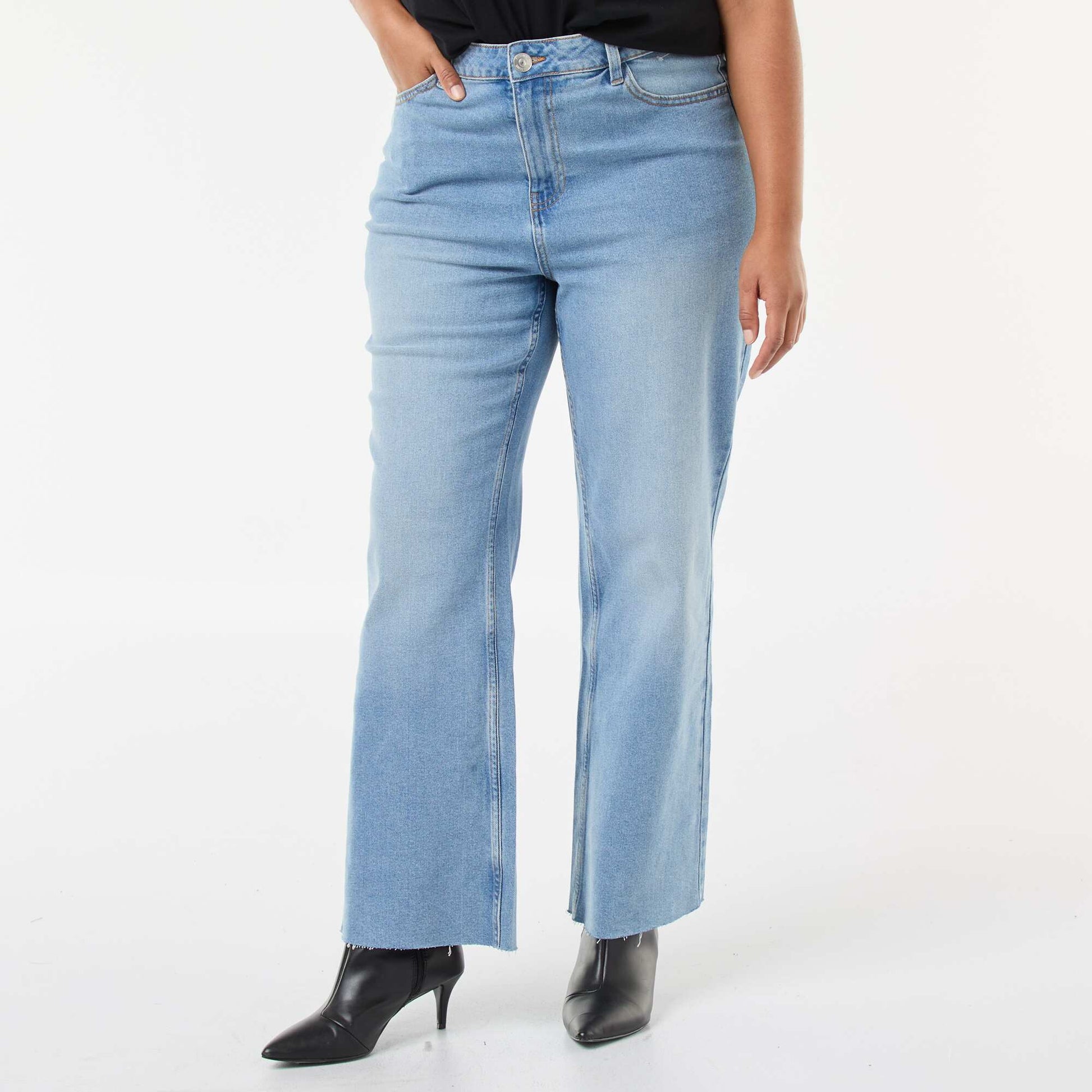 Jean bootcut con bajo deshilachado AZUL