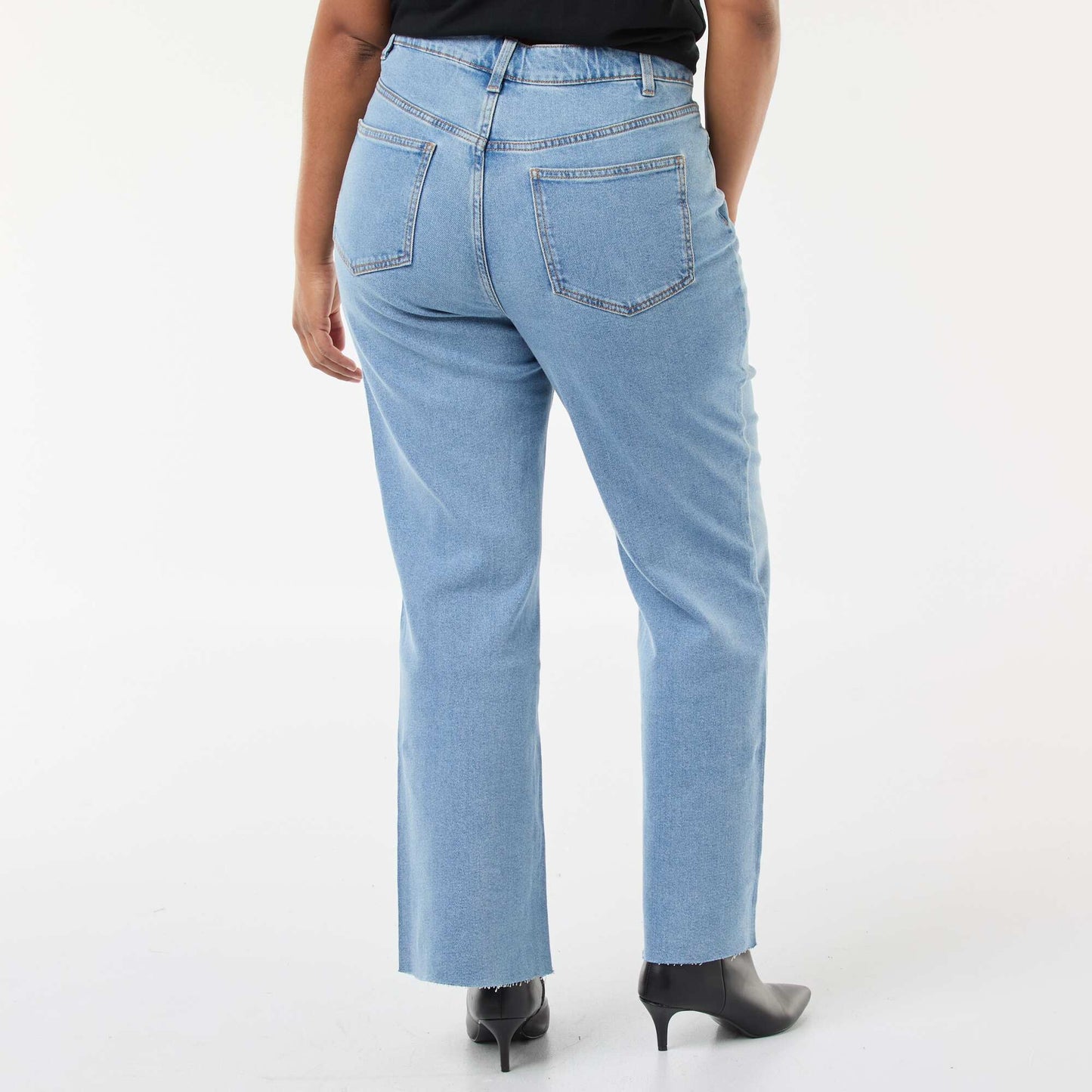 Jean bootcut con bajo deshilachado AZUL