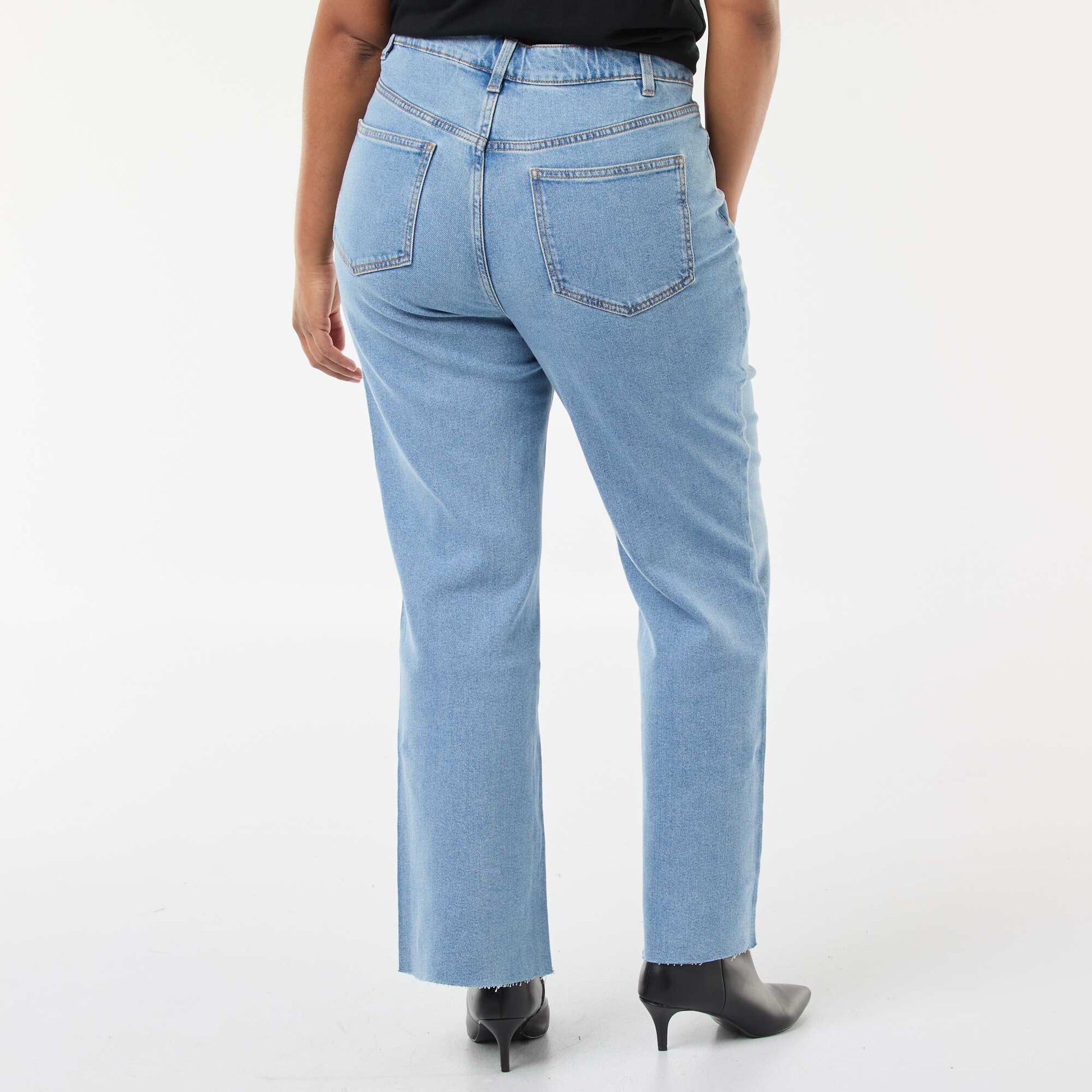 Jean bootcut con bajo deshilachado AZUL