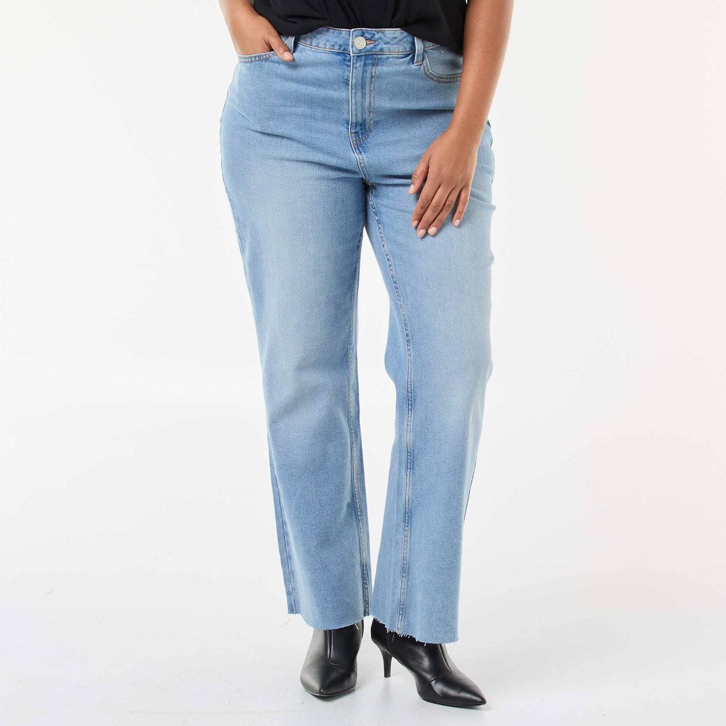 Jean bootcut con bajo deshilachado AZUL