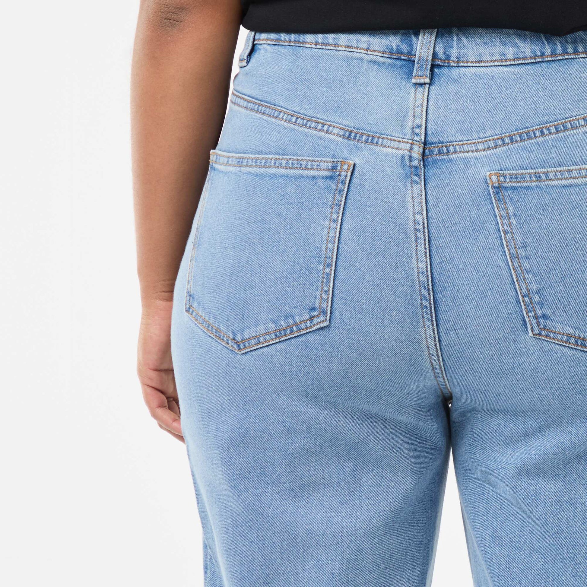 Jean bootcut con bajo deshilachado AZUL