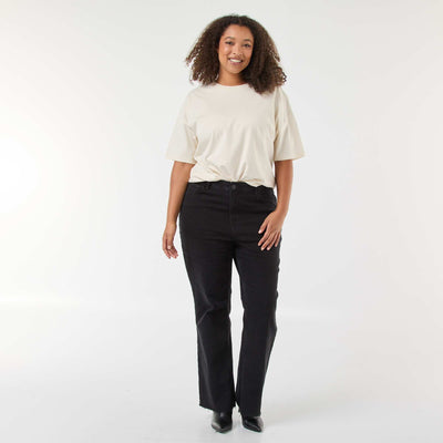 Jean bootcut con bajo deshilachado NEGRO