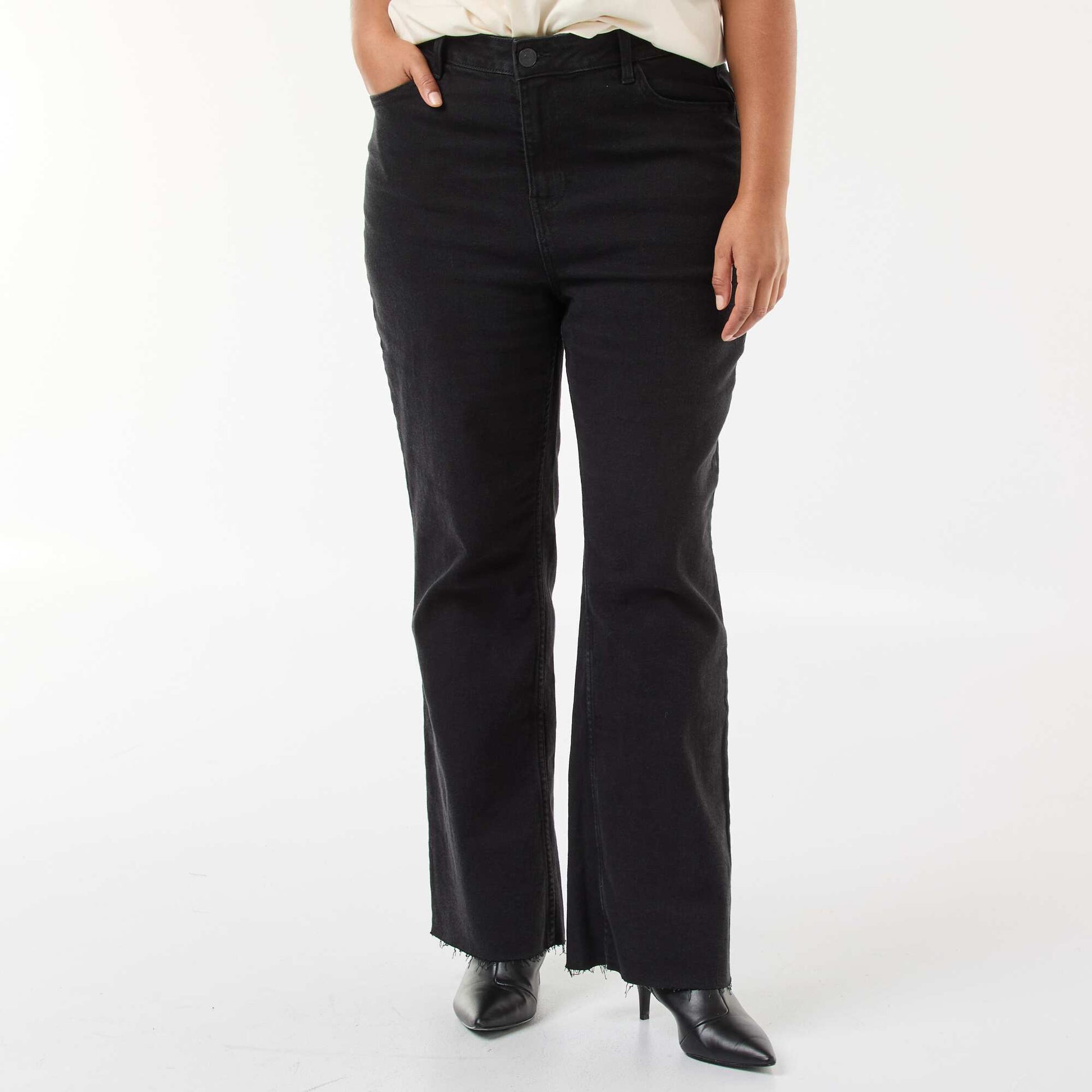 Jean bootcut con bajo deshilachado NEGRO