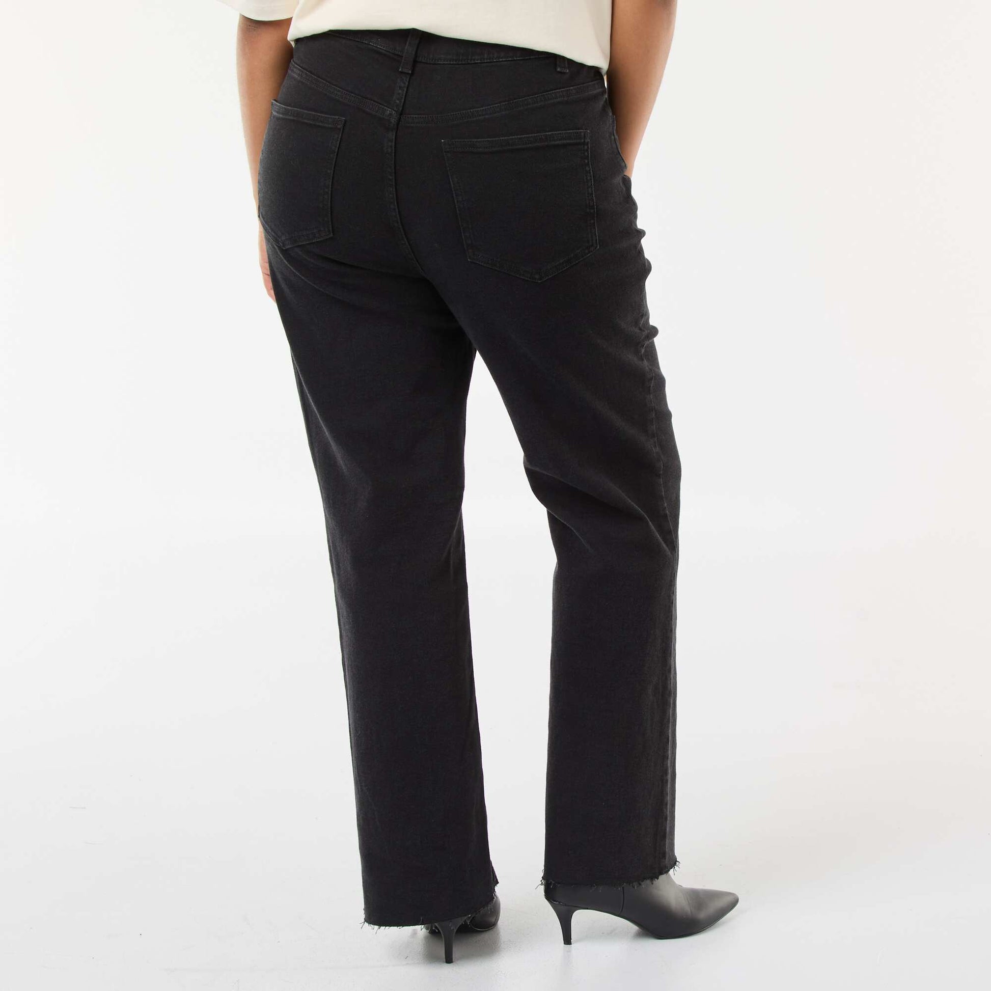 Jean bootcut con bajo deshilachado NEGRO