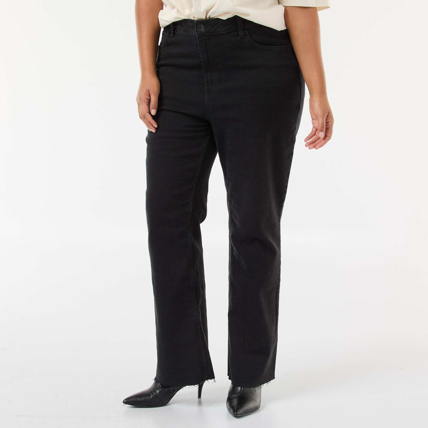Jean bootcut con bajo deshilachado NEGRO