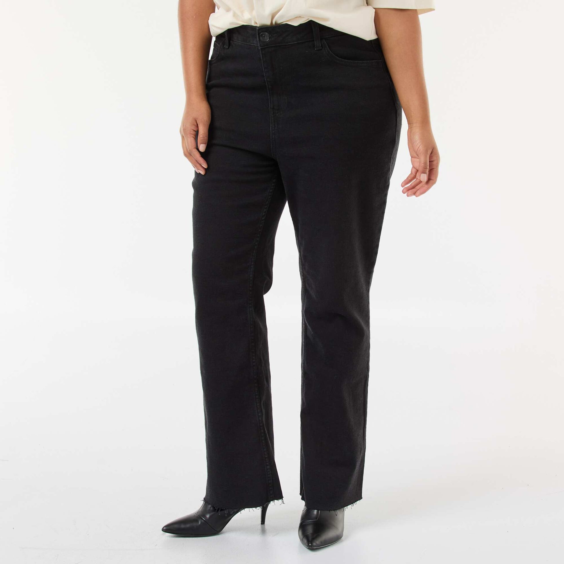 Jean bootcut con bajo deshilachado NEGRO