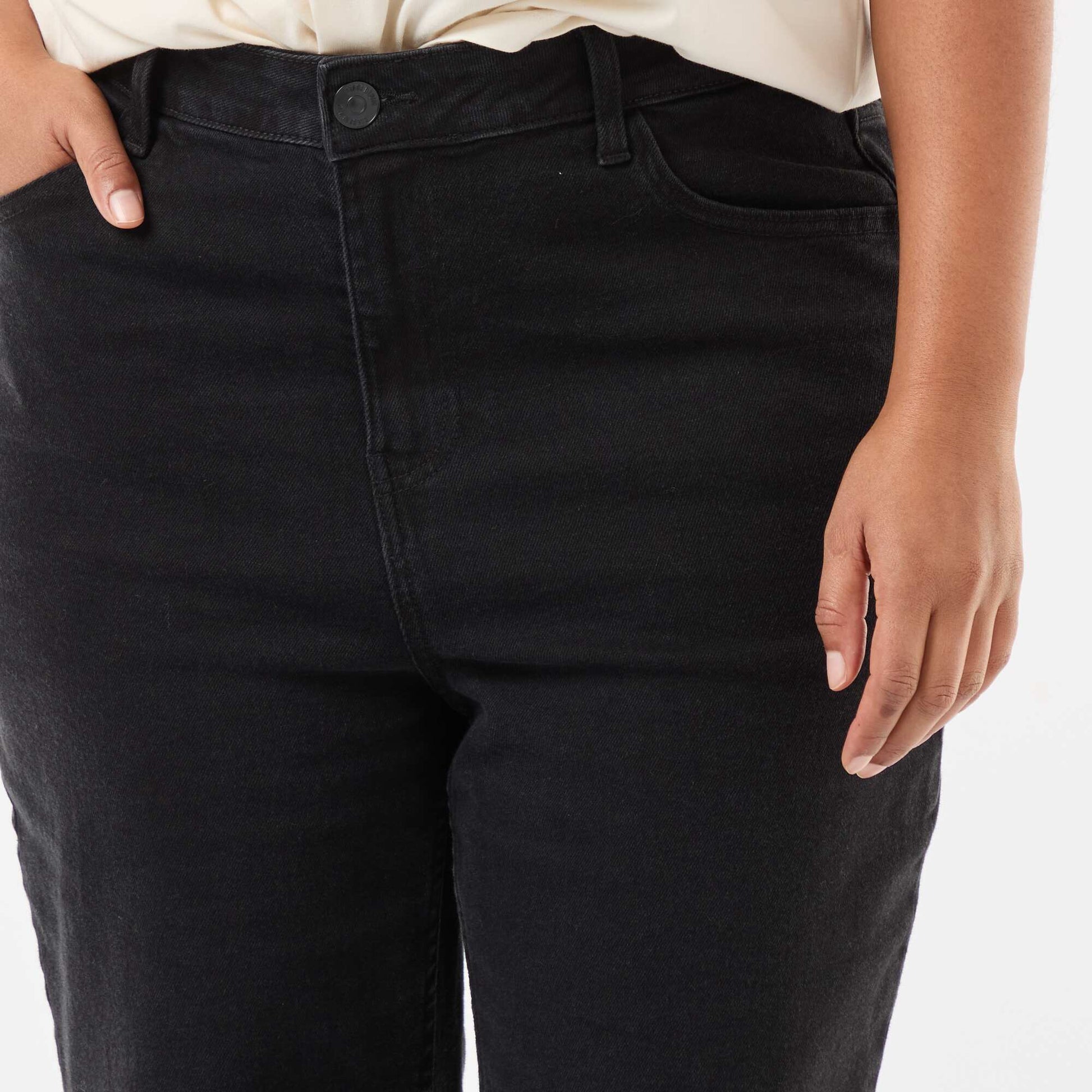 Jean bootcut con bajo deshilachado NEGRO