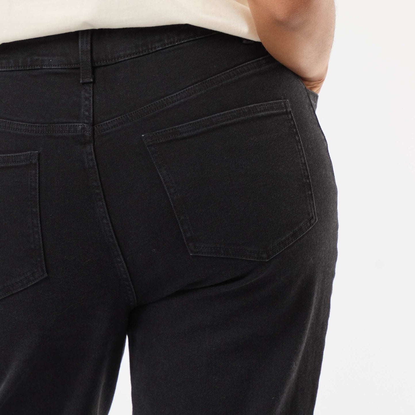 Jean bootcut con bajo deshilachado NEGRO