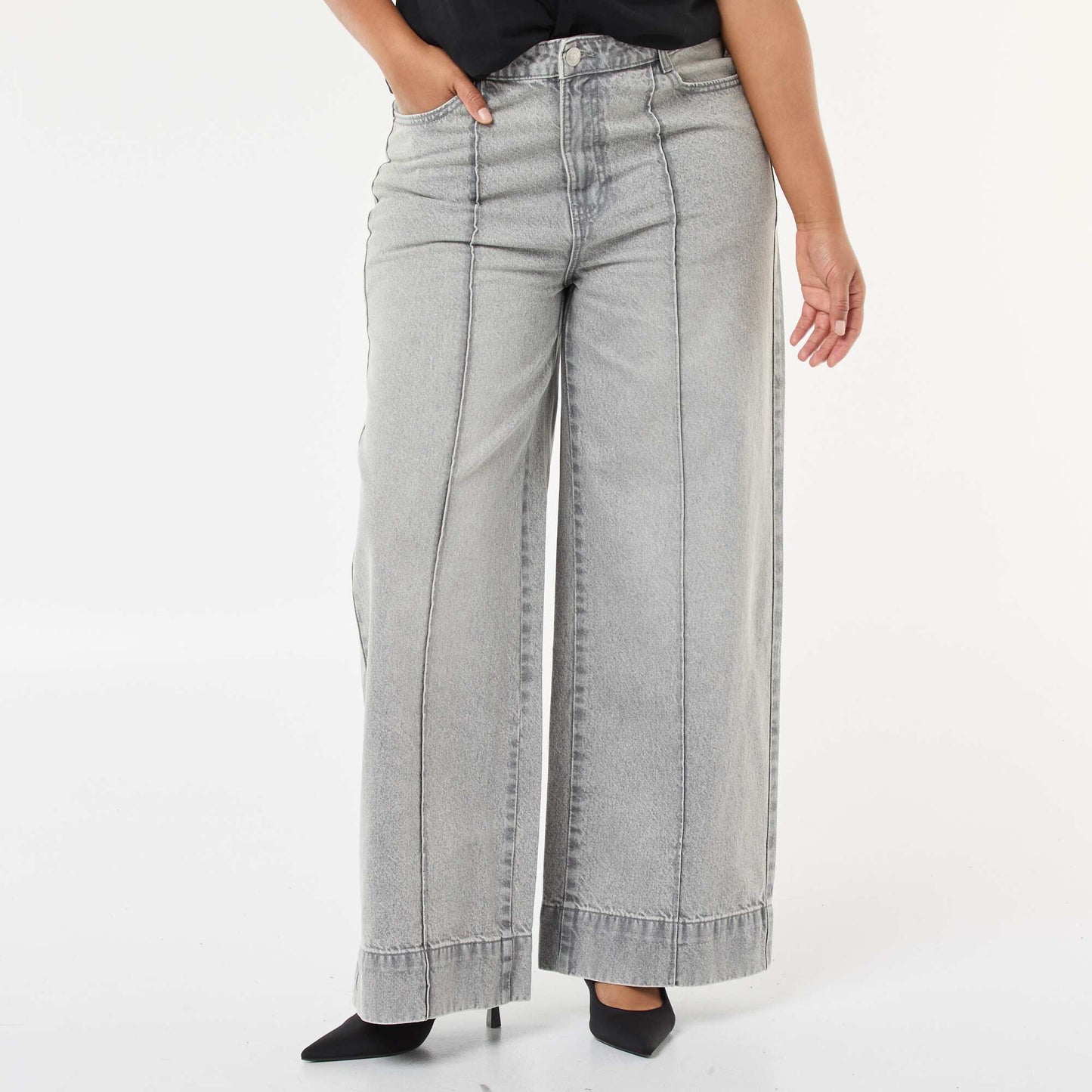 Jean wide leg de talle alto con pinzas delanteras GRIS