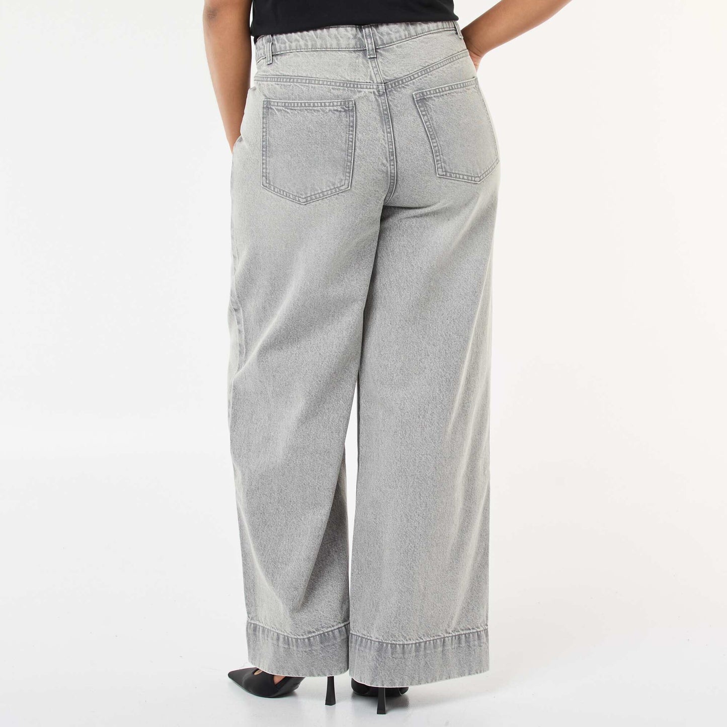 Jean wide leg de talle alto con pinzas delanteras GRIS