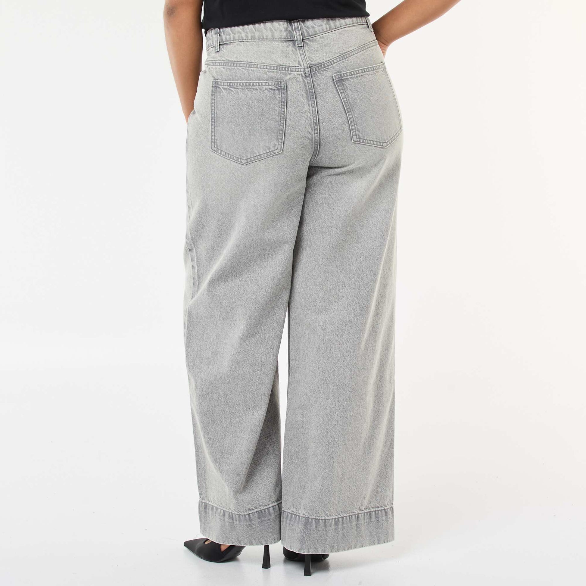 Jean wide leg de talle alto con pinzas delanteras GRIS