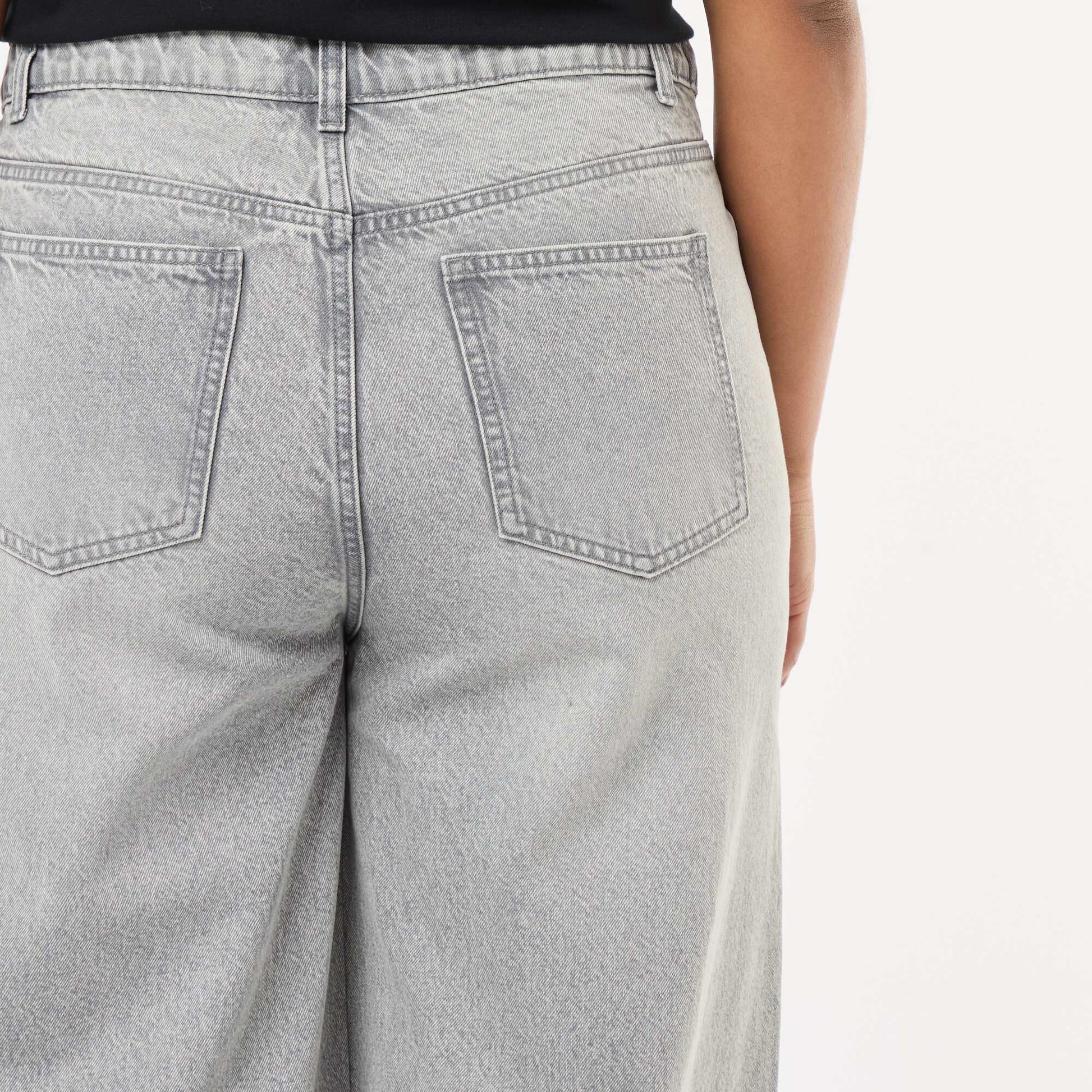 Jean wide leg de talle alto con pinzas delanteras GRIS