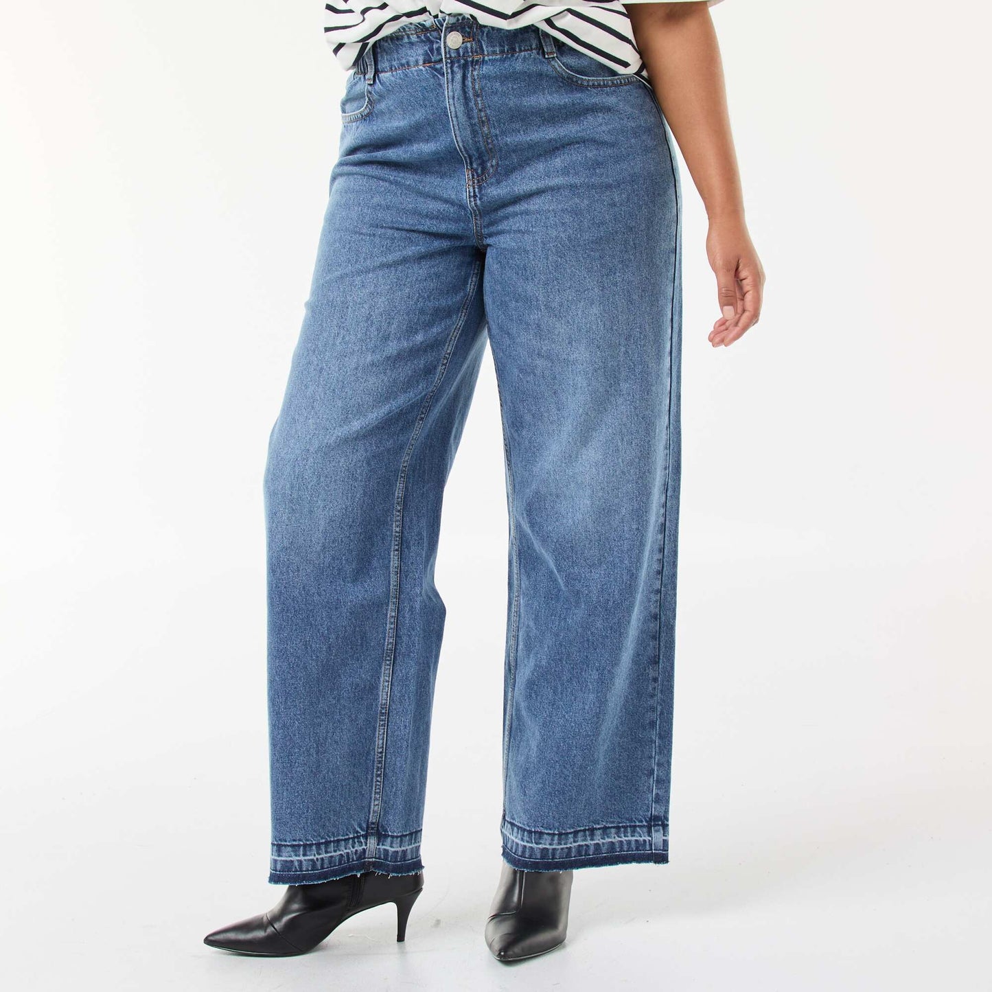 Jean wide leg con bajos deshilachados AZUL