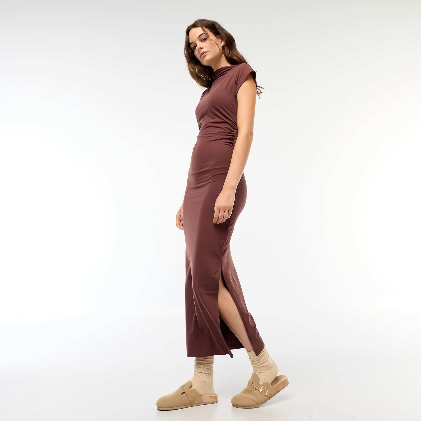 Vestido largo con frunces MARRON