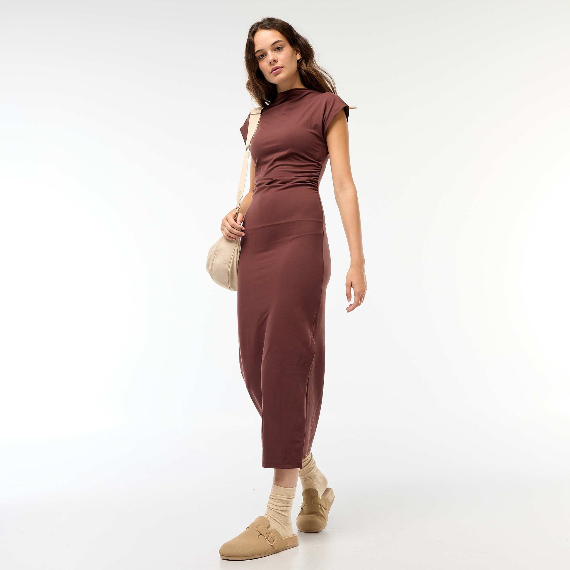 Vestido largo con frunces MARRON