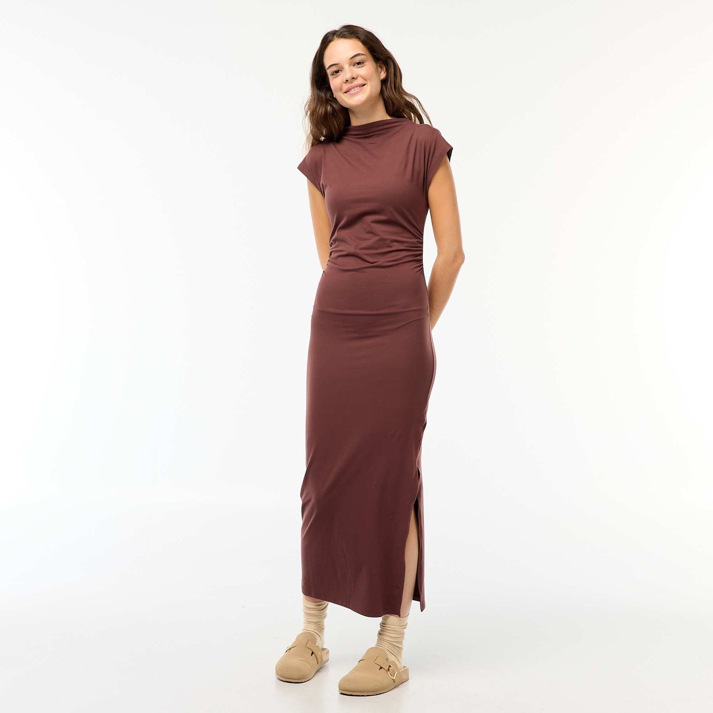 Vestido largo con frunces MARRON