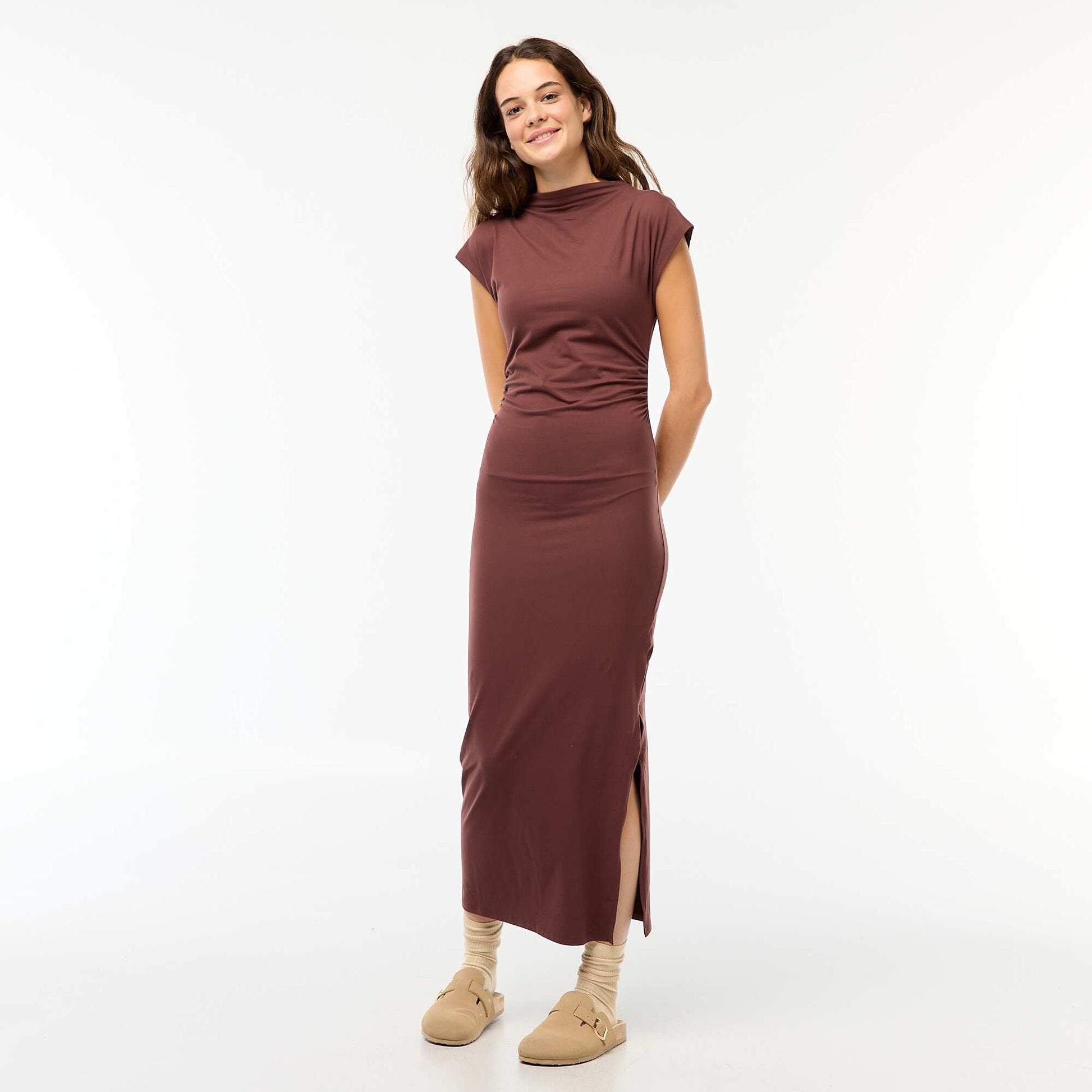 Vestido largo con frunces MARRON