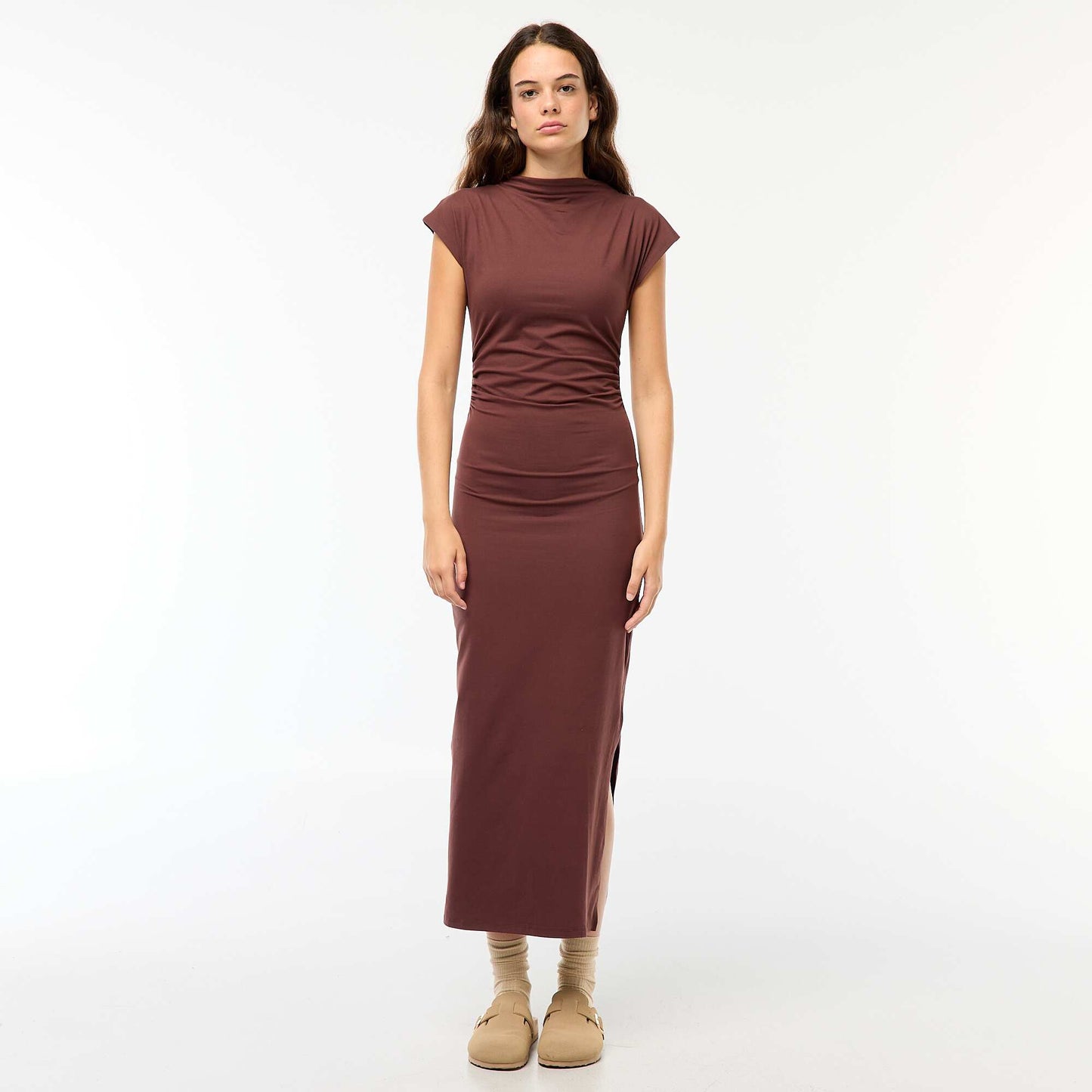 Vestido largo con frunces MARRON