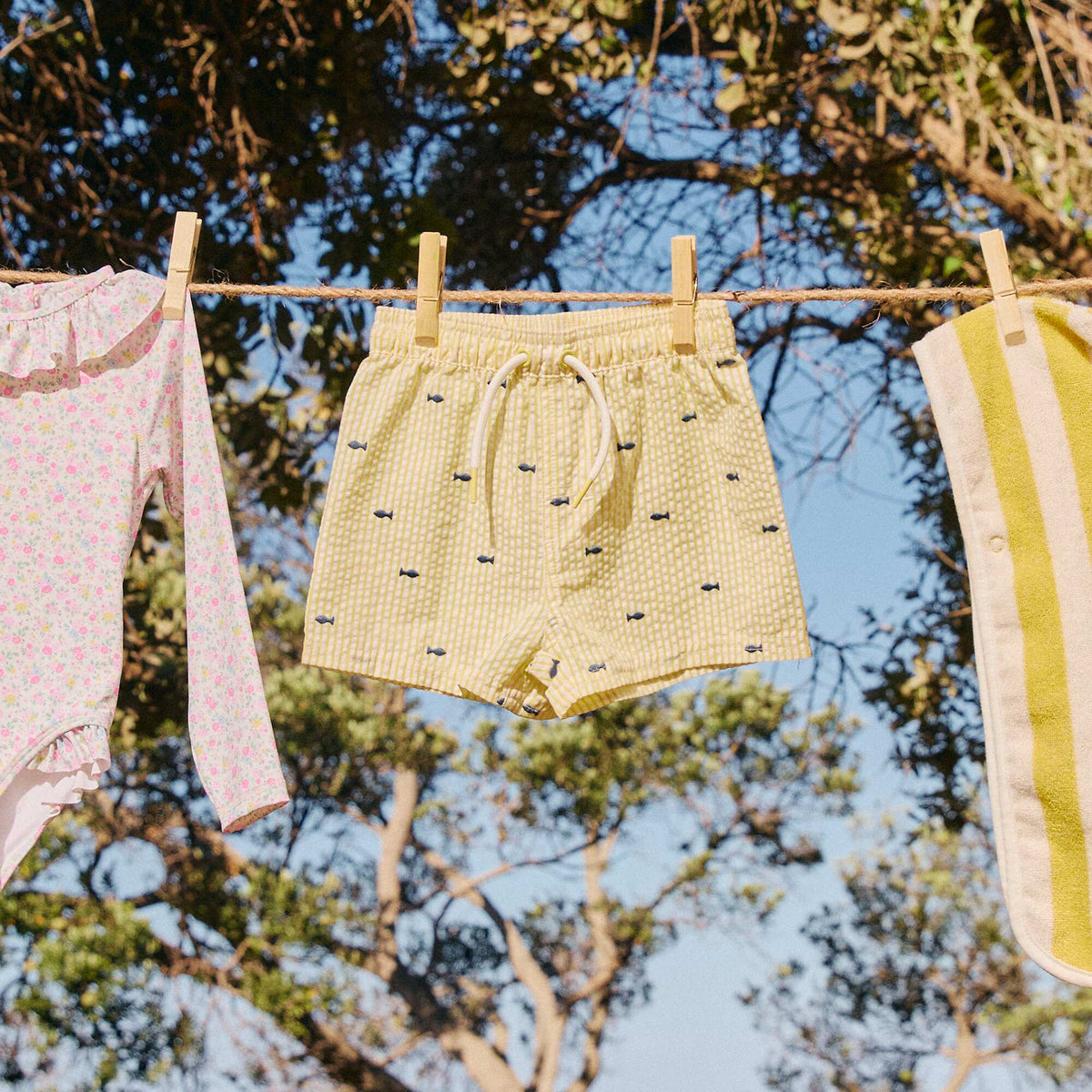 Pantalón corto de baño estampado AMARILLO
