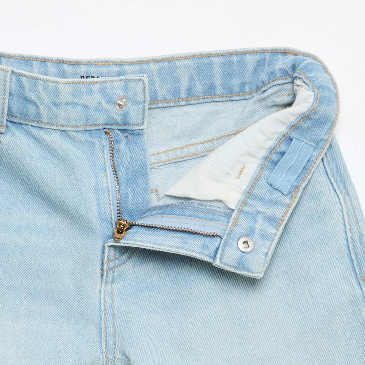 Jean bermuda slim fit elástico de algodón AZUL CIELO