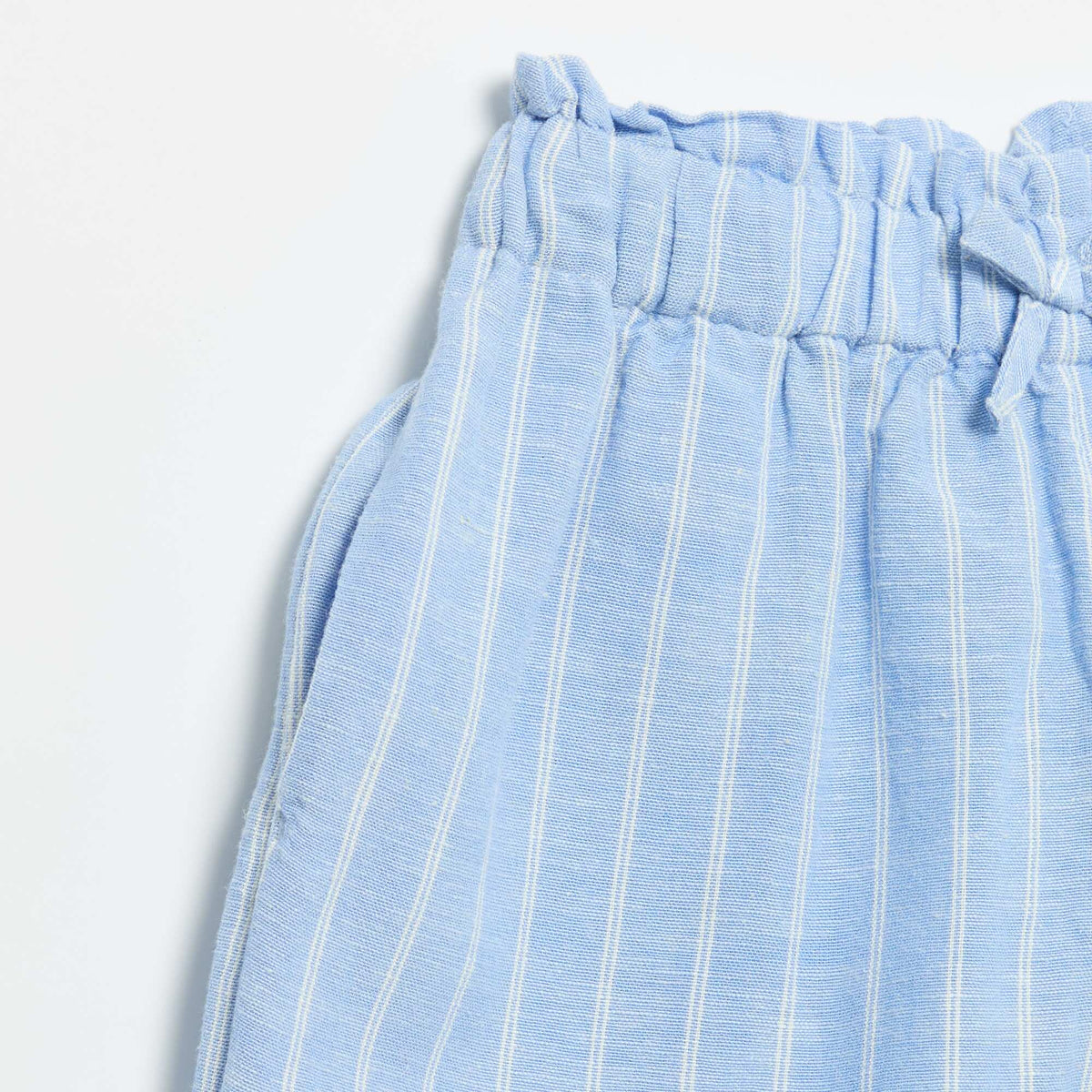 Pantalón corto liso con lazo de fantasía AZUL