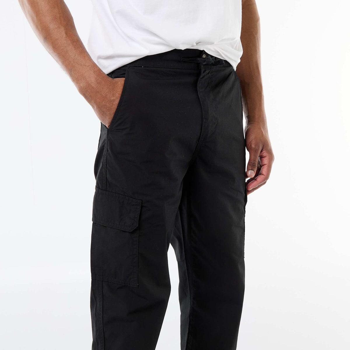 Pantalón multibolsillos regular fit NEGRO