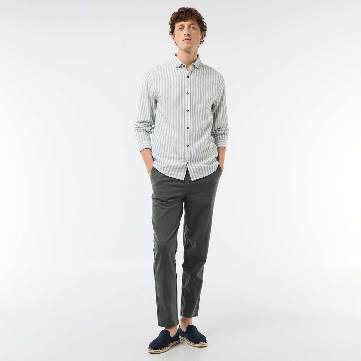 Pantalón chino regular de lino mezclado VERDE